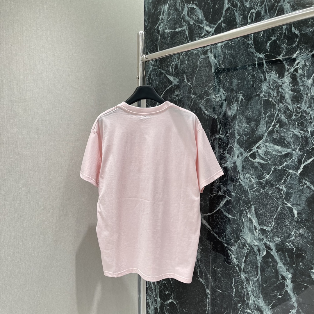 CE 25秋冬新款 字母印花短袖T恤 它以极简廓形勾勒松弛感，经典的字母印花采用立体压印工艺，在藏蓝或柔