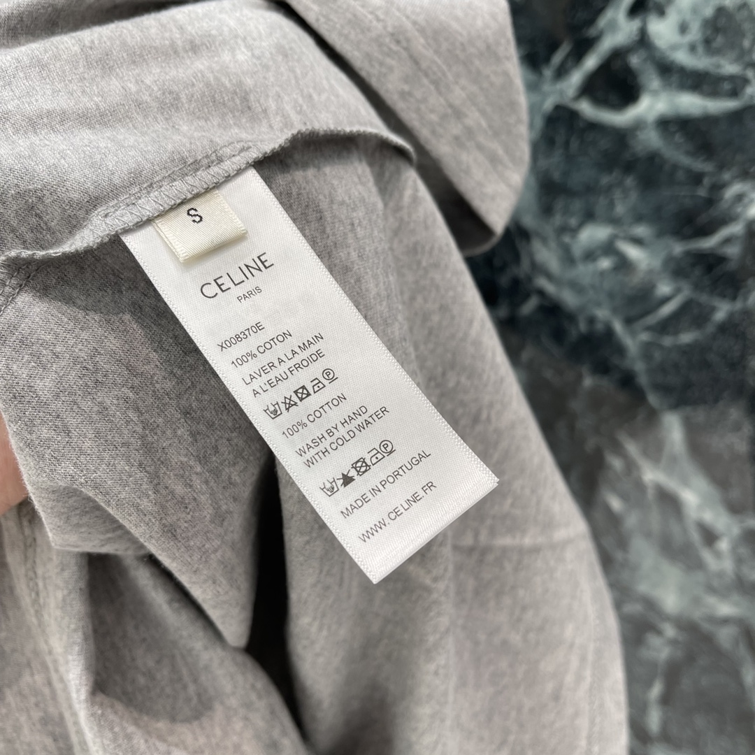 CE 25秋冬新款 字母印花短袖T恤 它以极简廓形勾勒松弛感，经典的字母印花采用立体压印工艺，在藏蓝或柔