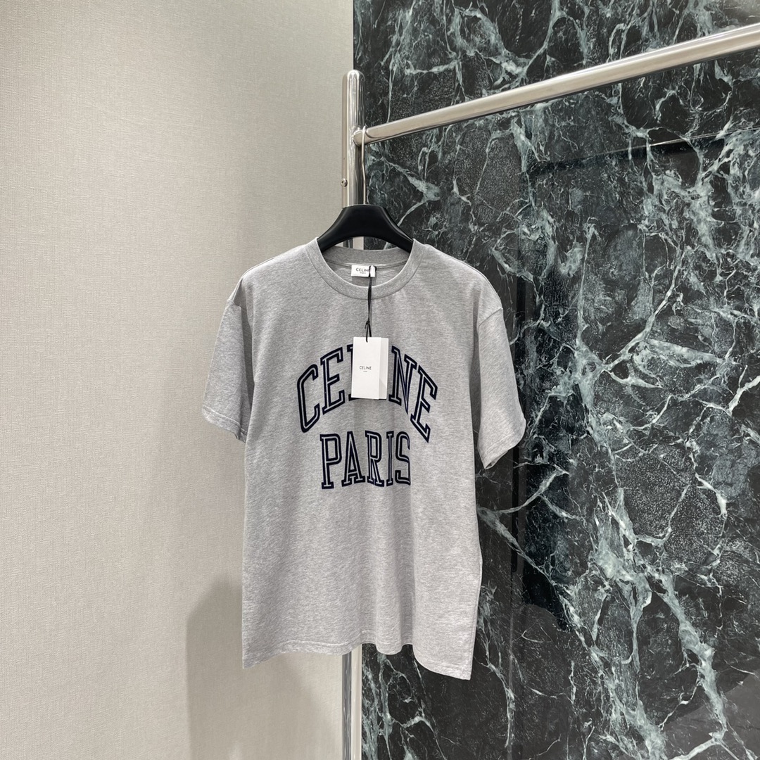 CE 25秋冬新款 字母印花短袖T恤 它以极简廓形勾勒松弛感，经典的字母印花采用立体压印工艺，在藏蓝或柔