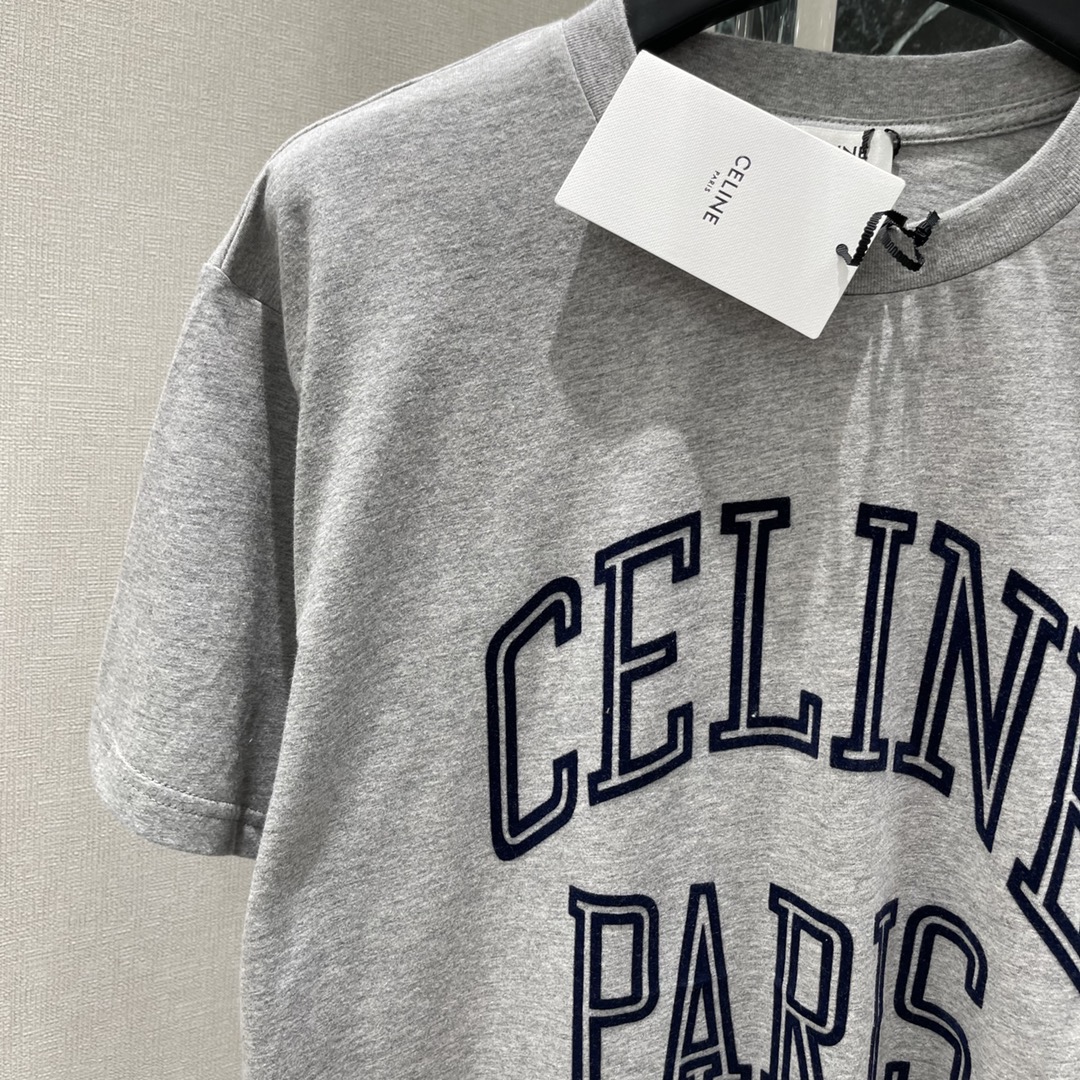 CE 25秋冬新款 字母印花短袖T恤 它以极简廓形勾勒松弛感，经典的字母印花采用立体压印工艺，在藏蓝或柔