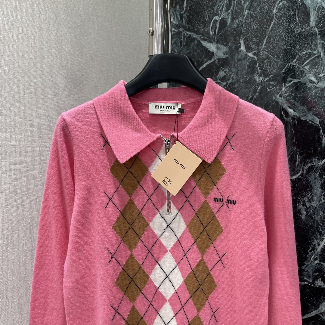 Miu 25秋冬新款 菱格半襟针织毛衣 学院风增加青春气息字母徽标刺绣点缀彰显品牌调性文艺感配色尽显减龄
