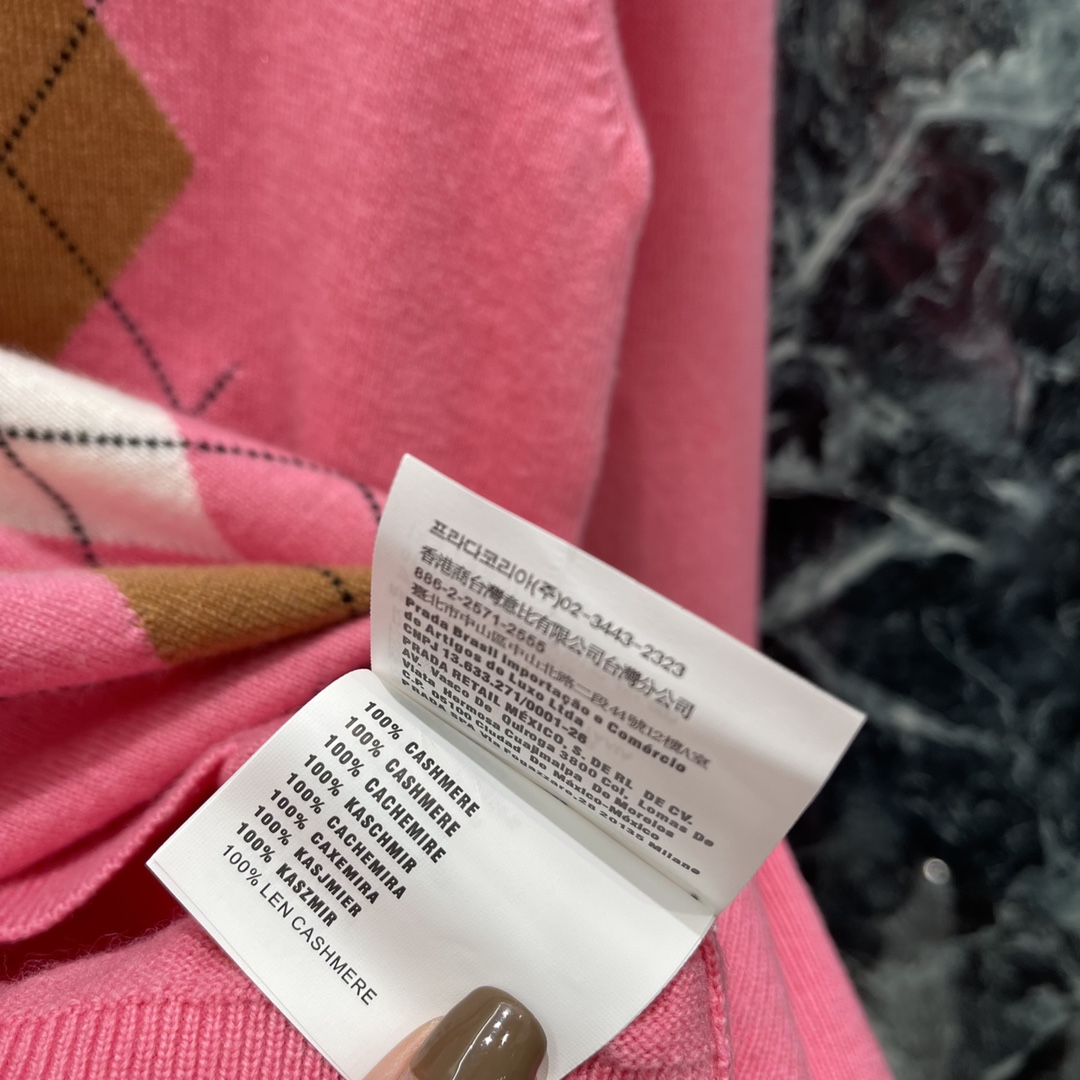 Miu 25秋冬新款 菱格半襟针织毛衣 学院风增加青春气息字母徽标刺绣点缀彰显品牌调性文艺感配色尽显减龄