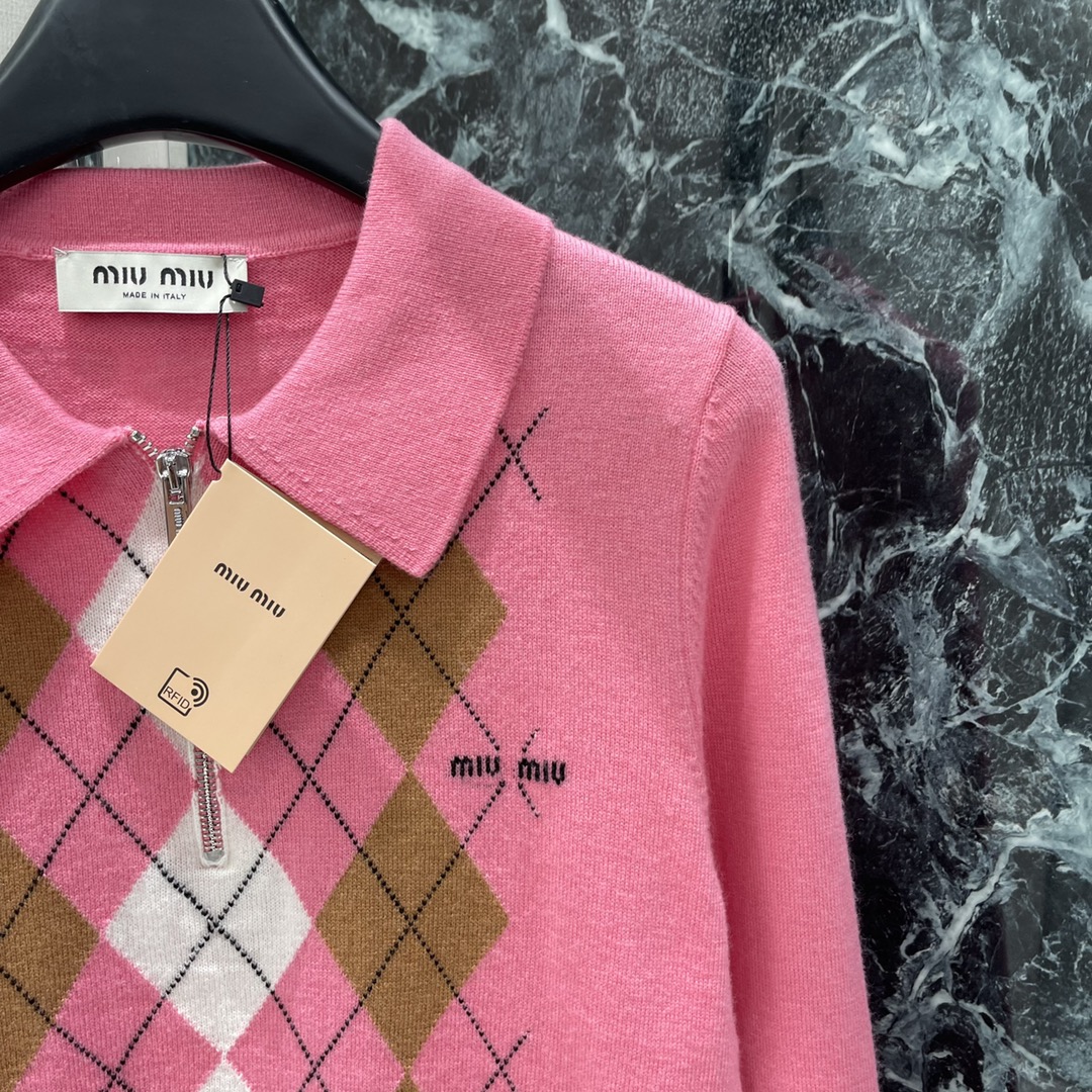 Miu 25秋冬新款 菱格半襟针织毛衣 学院风增加青春气息字母徽标刺绣点缀彰显品牌调性文艺感配色尽显减龄