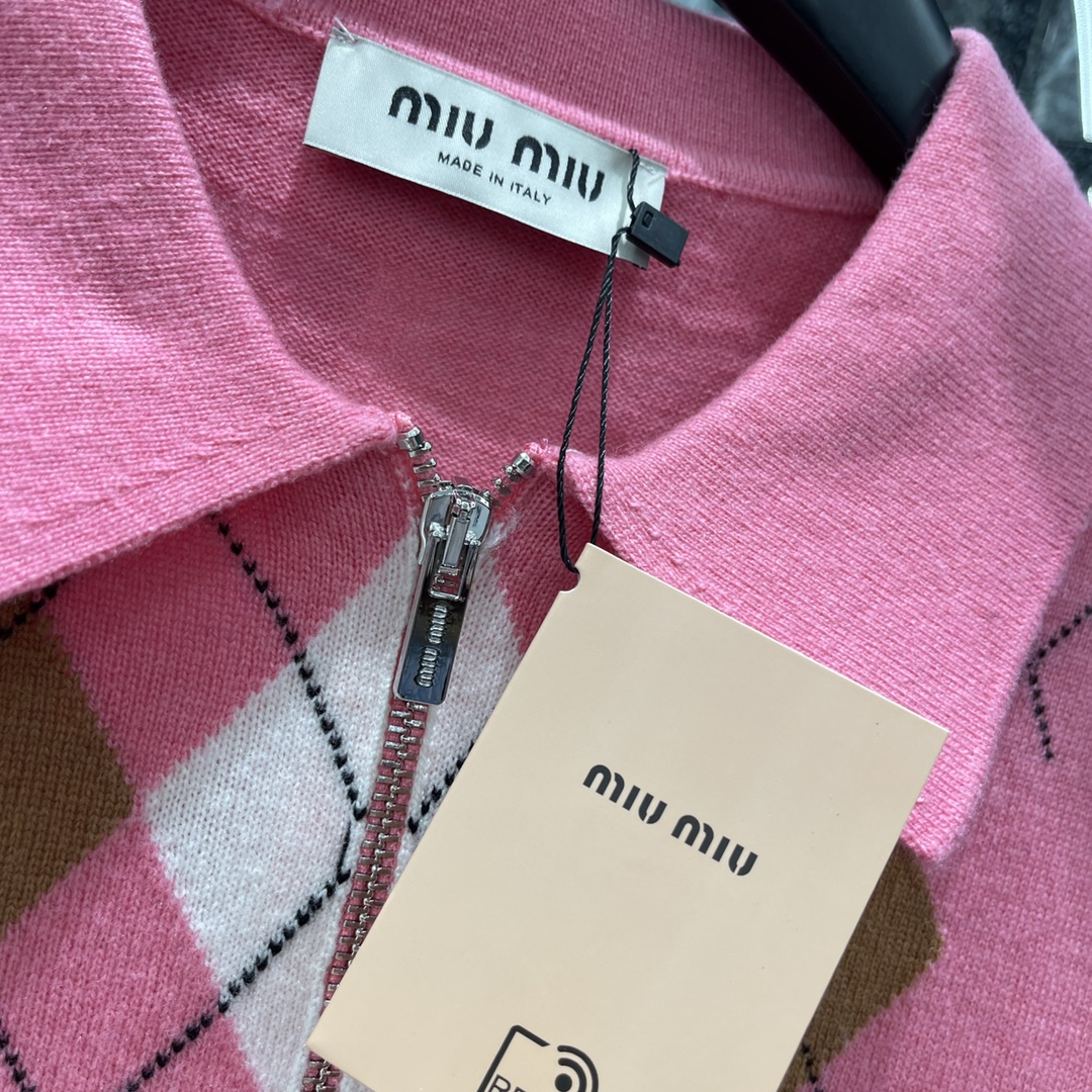 Miu 25秋冬新款 菱格半襟针织毛衣 学院风增加青春气息字母徽标刺绣点缀彰显品牌调性文艺感配色尽显减龄