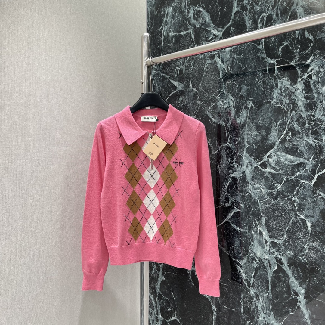 Miu 25秋冬新款 菱格半襟针织毛衣 学院风增加青春气息字母徽标刺绣点缀彰显品牌调性文艺感配色尽显减龄