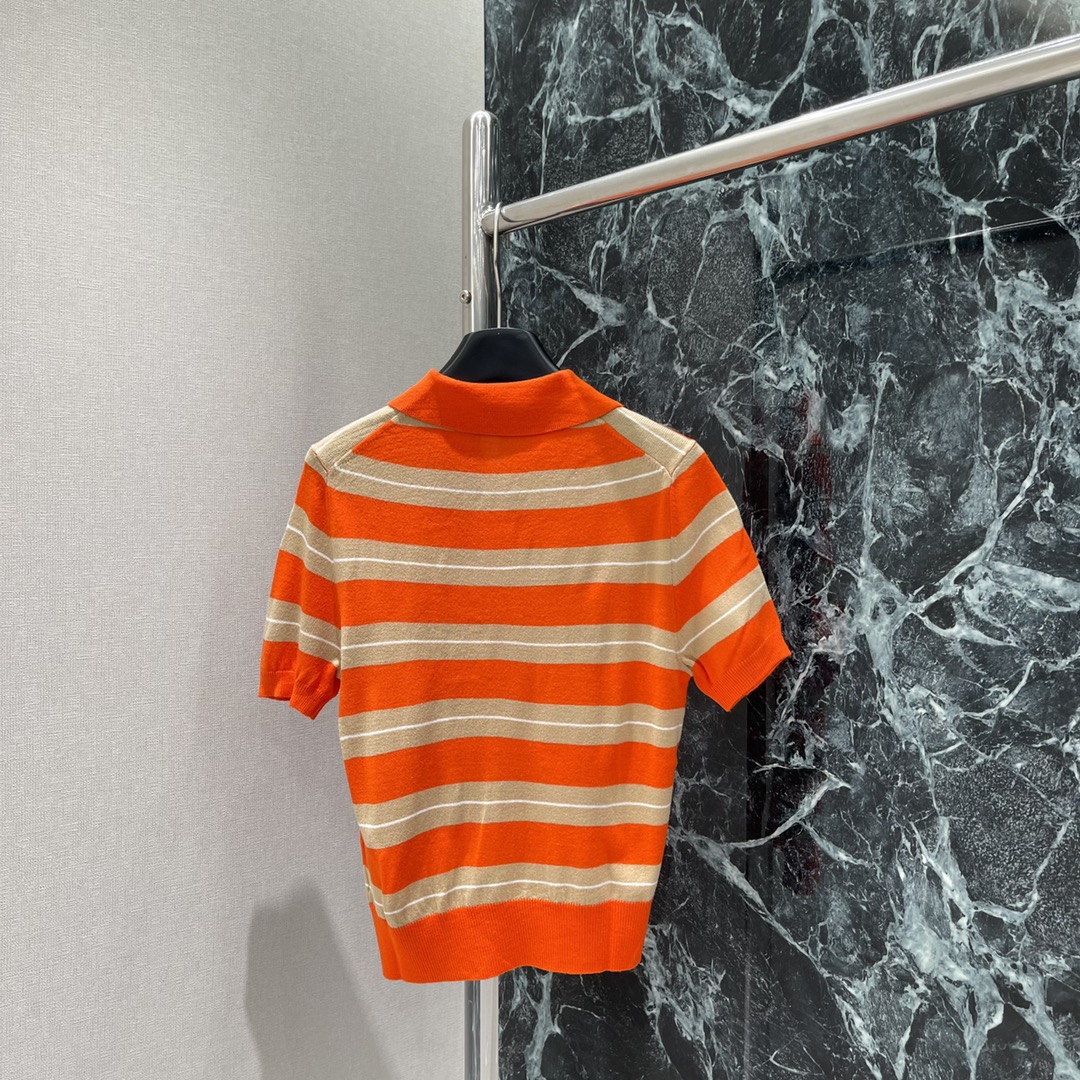 Miu 25早秋新款 条纹翻领针织短袖 前襟半扣设计 翻领长袖剪裁胸前品牌标志钩花字母 成衣条纹撞色常规