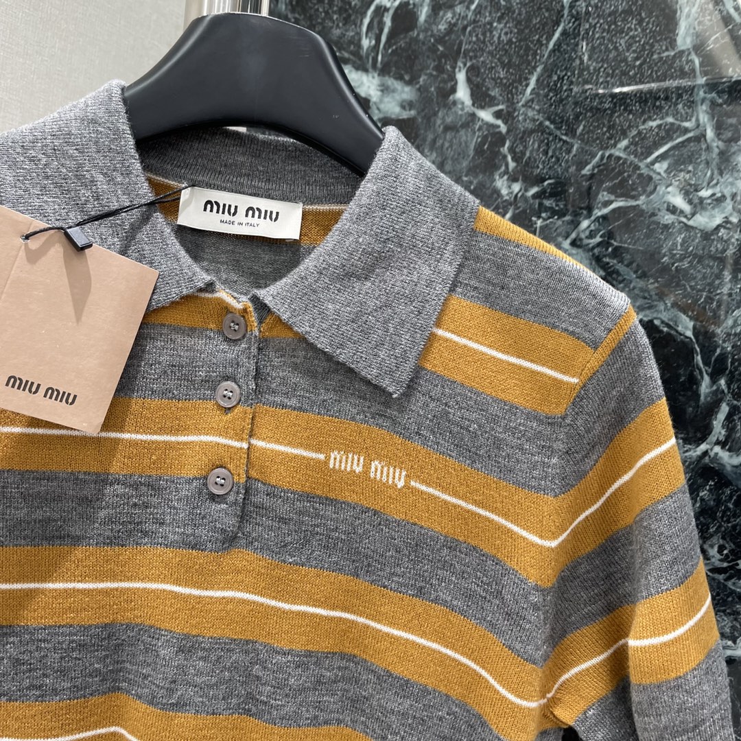 Miu 25早秋新款 条纹翻领针织短袖 前襟半扣设计 翻领长袖剪裁胸前品牌标志钩花字母 成衣条纹撞色常规