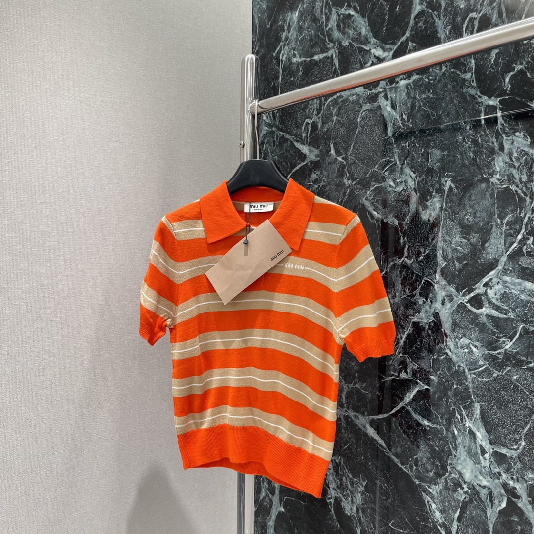 Miu 25早秋新款 条纹翻领针织短袖 前襟半扣设计 翻领长袖剪裁胸前品牌标志钩花字母 成衣条纹撞色常规