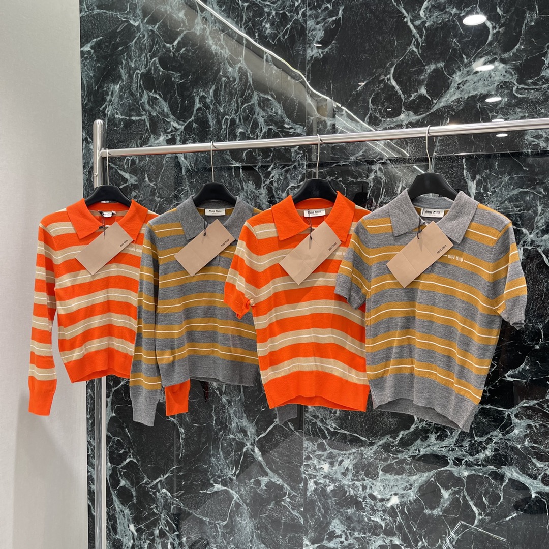 Miu 25早秋新款 条纹翻领针织短袖 前襟半扣设计 翻领长袖剪裁胸前品牌标志钩花字母 成衣条纹撞色常规