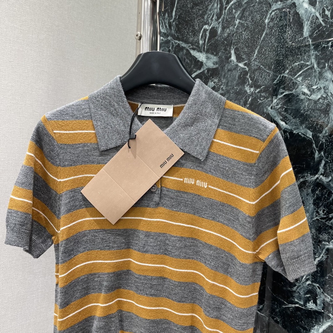 Miu 25早秋新款 条纹翻领针织短袖 前襟半扣设计 翻领长袖剪裁胸前品牌标志钩花字母 成衣条纹撞色常规