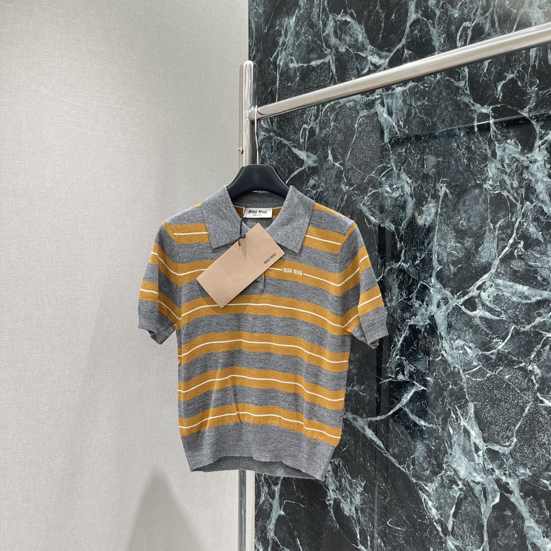 Miu 25早秋新款 条纹翻领针织短袖 前襟半扣设计 翻领长袖剪裁胸前品牌标志钩花字母 成衣条纹撞色常规