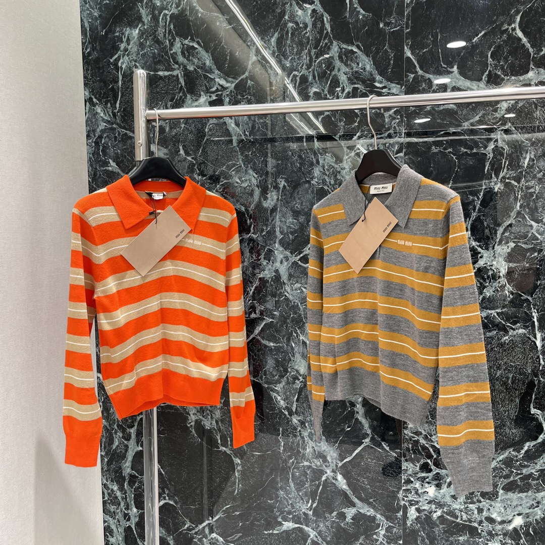 Miu 25早秋新款 条纹翻领针织长袖 前襟半扣设计 翻领长袖剪裁胸前品牌标志钩花字母 成衣条纹撞色常规