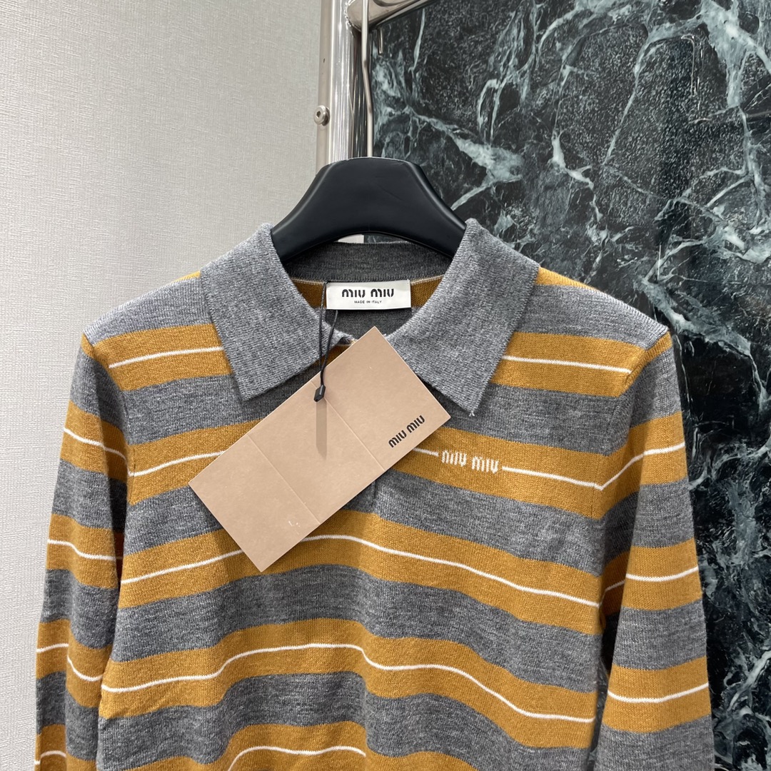 Miu 25早秋新款 条纹翻领针织长袖 前襟半扣设计 翻领长袖剪裁胸前品牌标志钩花字母 成衣条纹撞色常规