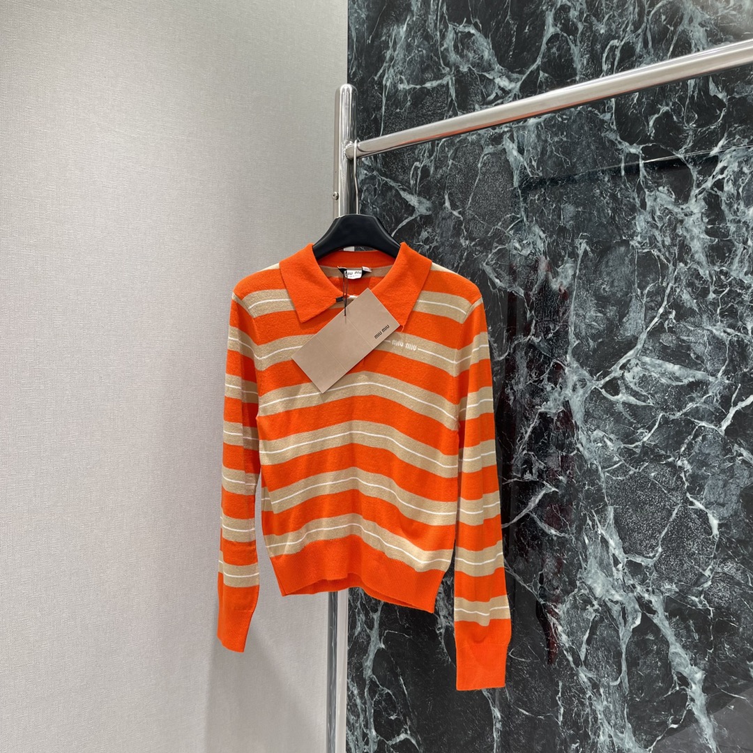 Miu 25早秋新款 条纹翻领针织长袖 前襟半扣设计 翻领长袖剪裁胸前品牌标志钩花字母 成衣条纹撞色常规
