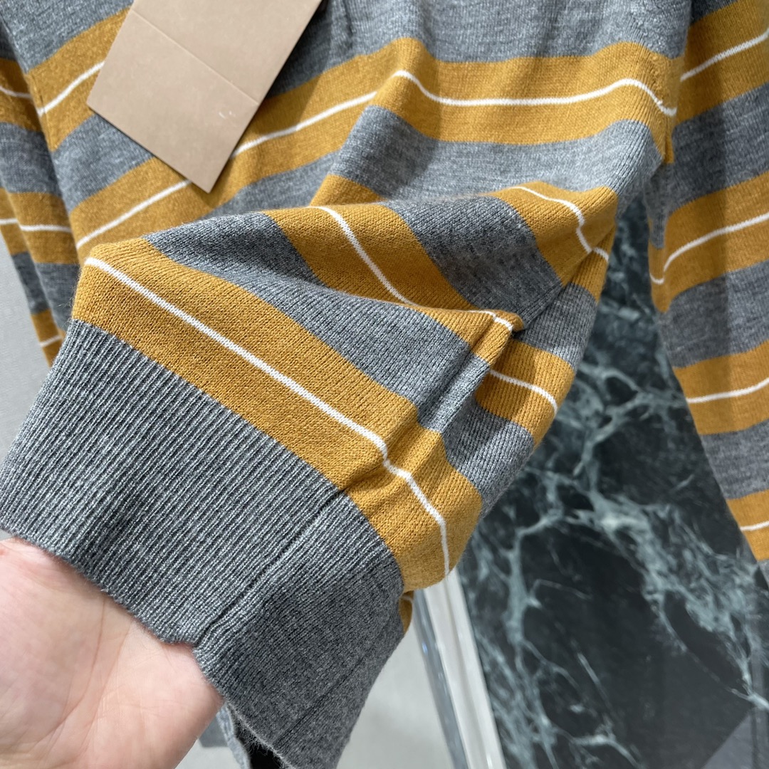 Miu 25早秋新款 条纹翻领针织长袖 前襟半扣设计 翻领长袖剪裁胸前品牌标志钩花字母 成衣条纹撞色常规