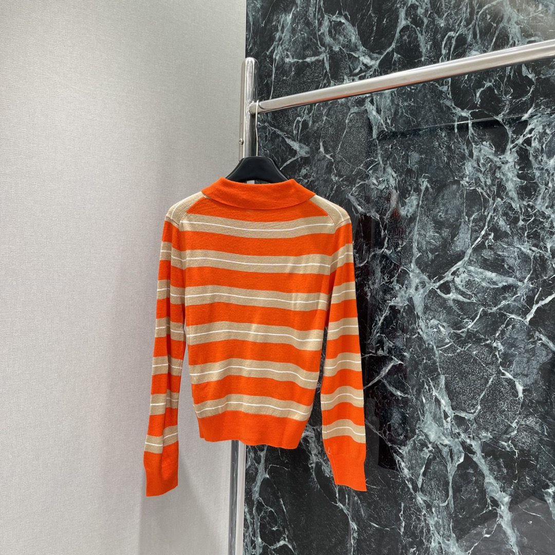 Miu 25早秋新款 条纹翻领针织长袖 前襟半扣设计 翻领长袖剪裁胸前品牌标志钩花字母 成衣条纹撞色常规