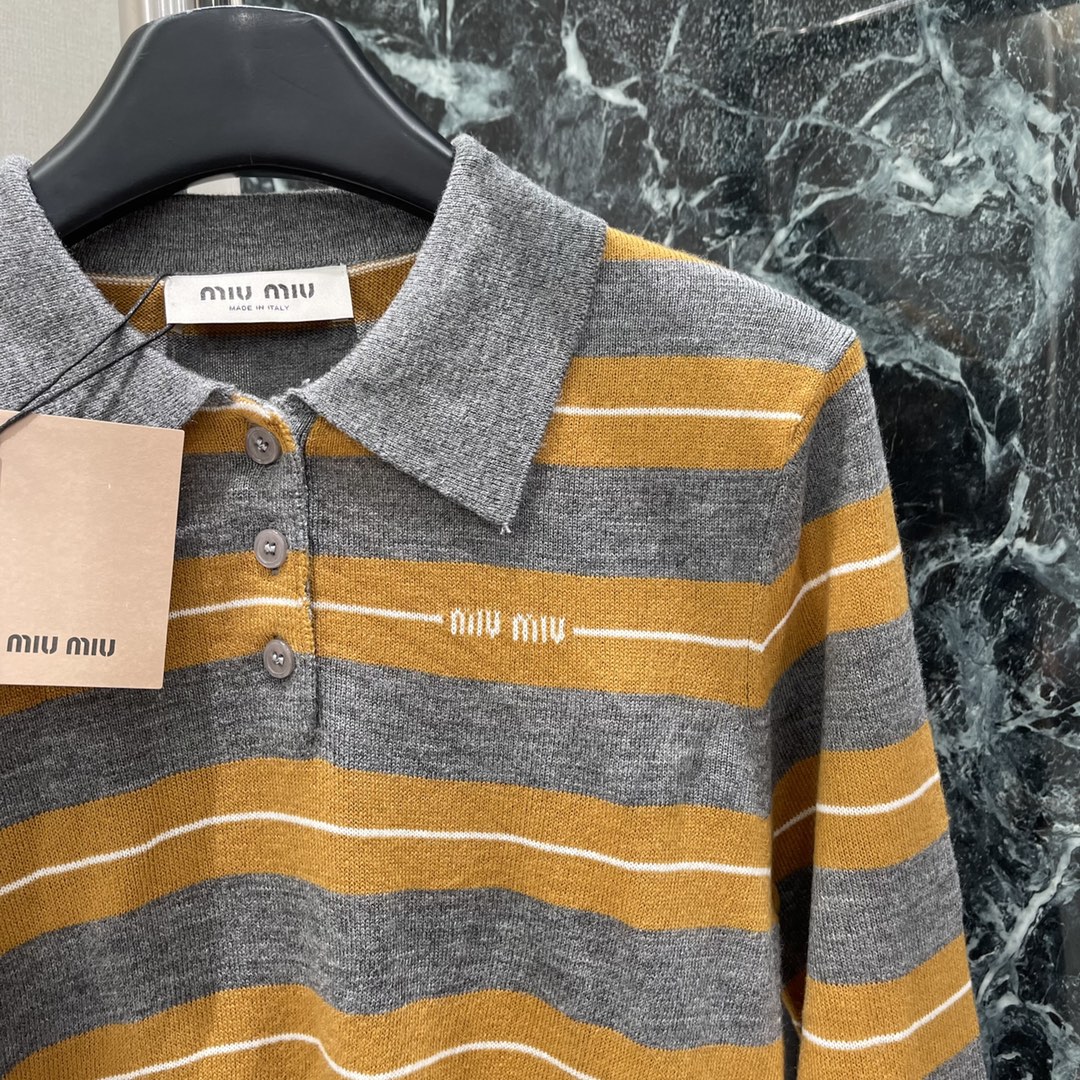 Miu 25早秋新款 条纹翻领针织长袖 前襟半扣设计 翻领长袖剪裁胸前品牌标志钩花字母 成衣条纹撞色常规