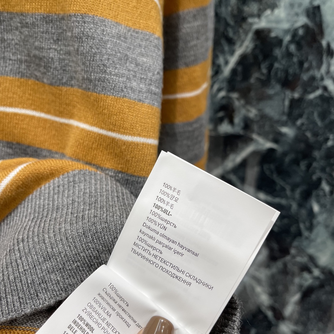 Miu 25早秋新款 条纹翻领针织长袖 前襟半扣设计 翻领长袖剪裁胸前品牌标志钩花字母 成衣条纹撞色常规