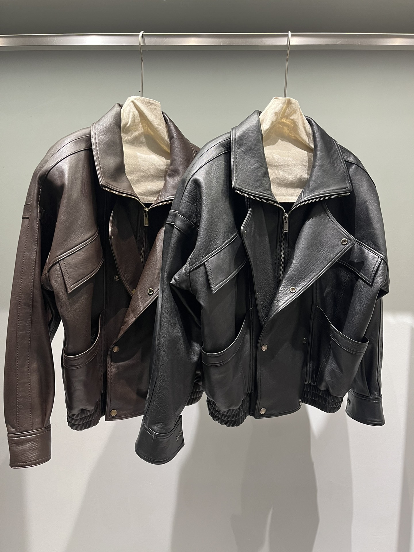 NO:755112,Ysl natural foamed sheepskin, wide version, broad shoulder version. Original hardware, because it is naturally foamed, the texture of each piece is different, purely natural, and the foaming feeling is uneven in each part, Saint Laurent-clothing, saint laurent, saint laurent, sheepskin,19860909Ysl自然发泡羊皮,阔版,阔肩版型.原版五金,因为是自然泡所以每一件的纹理不同,纯天然的,每个部位也是泡感不均匀的,圣罗兰-服装,saint laurent,saint laurent,sheepskin,,Women's clothing