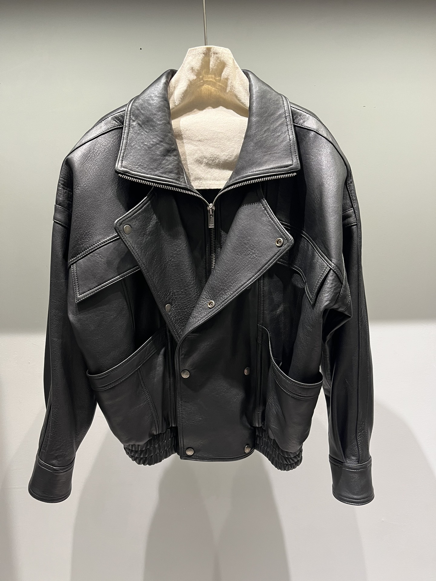 NO:755116,Ysl natural foamed sheepskin, wide version, broad shoulder version. Original hardware, because it is naturally foamed, the texture of each piece is different, pure natural, each part also has uneven foaming feeling. Black, original version, very wide, Saint Laurent-clothing, saint laurent, saint laurent, sheepskin,19860909Ysl自然发泡羊皮,阔版,阔肩版型.原版五金,因为是自然泡所以每一件的纹理不同,纯天然的,每个部位也是泡感不均匀的 黑色,原版版型,很阔,圣罗兰-服装,saint laurent,saint laurent,sheepskin,,Women's clothing