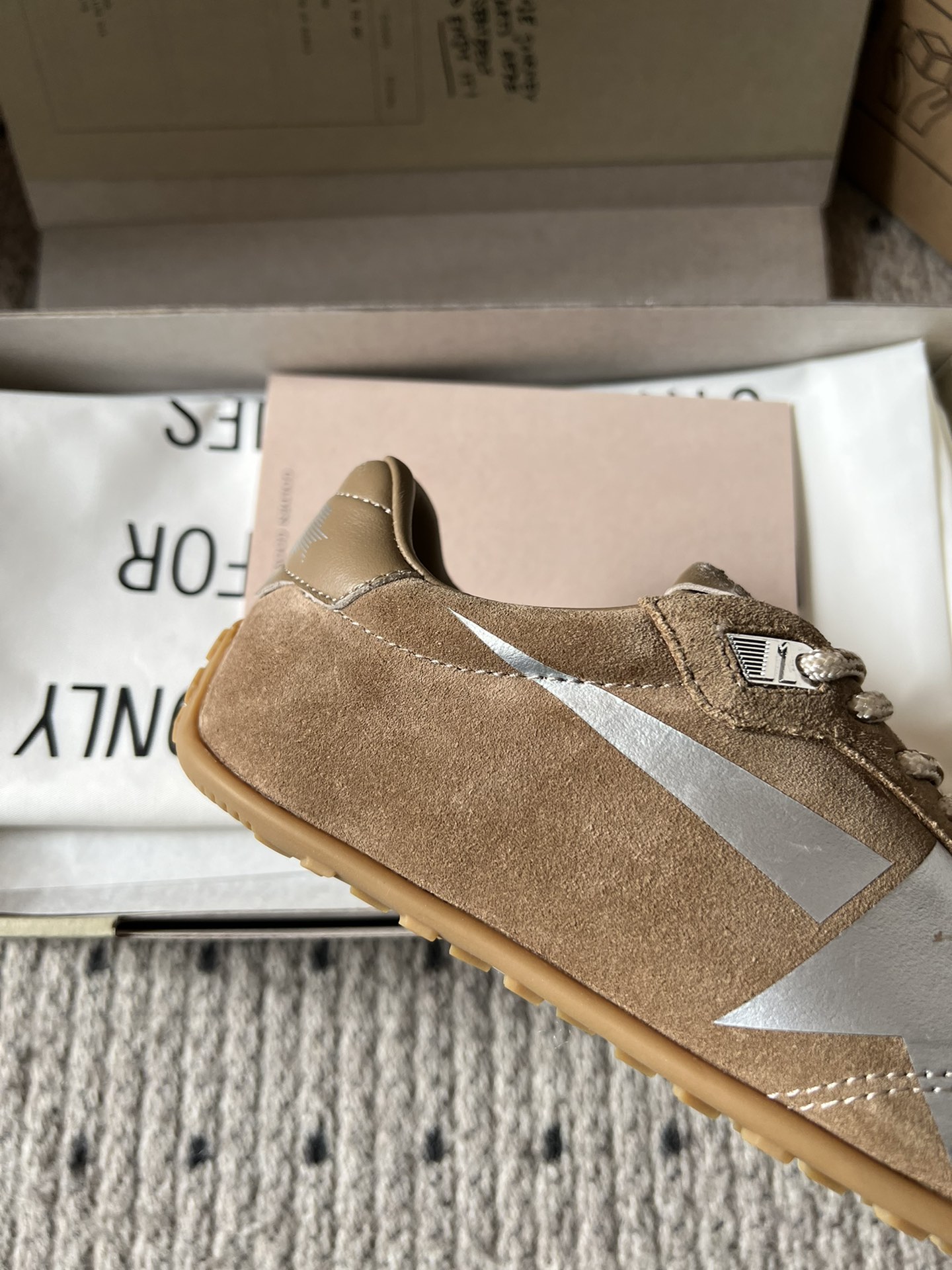 Golden Goose Marathon Leather Sneakers: Retro Style & Modern Comfort 8 i1758353571 4703 6
