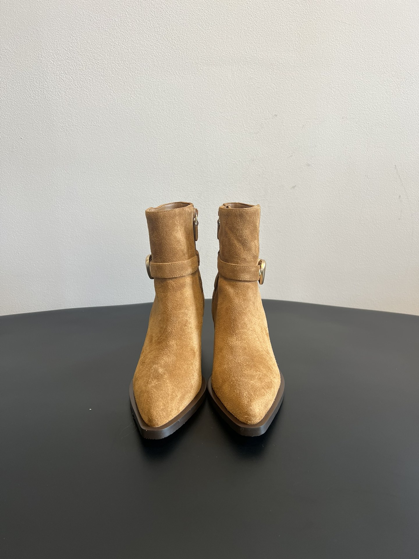 NO:559224,Purchasing-grade SW 25 retro modern pointed-toe short boots are made of fine-textured camel suede, soft to the touch and full of retro charm. The metal buckle design is the finishing touch, which is both decorative and enhances the three-dimensional sense of the boots. The side zippers are easy to put on and take off, and the craftsmanship details highlight the quality.  The pointed toe design is paired with a thick heel, which not only modifies the foot shape, but also adds a capable aura, and the thick heel also ensures walking comfort. The overall boot shape is simple and neat, the retro texture of camel suede collides with the exquisiteness of the metal buckle, and the style is versatile and memorable. The upper is suede/cowhide, the lining is sheepskin, the outsole is IP foam outsole, Size 35-40 (customized for 40, non-refundable), boots, stuart  weitzman,boots,cowhide,sheepskin,chamois leather19860909代购级 SW 25复古摩登尖头短靴 采用质感细腻的驼色麂皮打造,触感柔软且富有复古韵味.金属扣带设计为点睛之笔,既具装饰性又能提升靴款的立体感,侧边拉链方便穿脱,工艺细节彰显品质. 尖头设计搭配粗跟,在修饰脚型的同时,增添了干练气场,粗跟还保证了行走的舒适度.整体靴型简约利落,驼色麂皮的复古质感与金属扣的精致感碰撞,风格百搭且有记忆点. 鞋面牛反绒/牛皮 内里羊皮 大底IP发泡大底 Size35-40（40定制不退换）,靴子,stuart weitzman,boots,cowhide,sheepskin,chamois leather,Women's Shoes