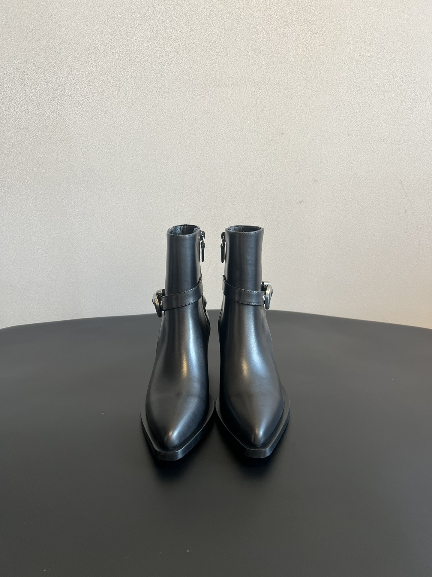 NO:496338,Purchase-based SW 25ss retro modern pointed-toe boots are made of camel suede with delicate texture, which has a soft touch and a retro charm. The metal buckle design is the finishing touch, which is both decorative and enhances the three-dimensionality of the boot style. The side zipper is easy to put on and off, and the craftsmanship details show quality. The pointed-toe design is matched with a thick heel, which adds a capable aura while modifying the foot shape. The thick heel also ensures walking comfort. The overall boot shape is simple and neat, and the retro texture of camel suede collides with the exquisite feeling of the metal buckle, with a versatile style and memory. Upper bull back velvet/cowhide inner sheepskin outsole IP foam sole Size35-40 (40 custom-made without return and exchange), boots, stuart weitzman, boots, cowhide, sheepskin, chamois leather19860909代购级 SW 25ss复古摩登尖头短靴 采用质感细腻的驼色麂皮打造,触感柔软且富有复古韵味.金属扣带设计为点睛之笔,既具装饰性又能提升靴款的立体感,侧边拉链方便穿脱,工艺细节彰显品质. 尖头设计搭配粗跟,在修饰脚型的同时,增添了干练气场,粗跟还保证了行走的舒适度.整体靴型简约利落,驼色麂皮的复古质感与金属扣的精致感碰撞,风格百搭且有记忆点. 鞋面牛反绒/牛皮 内里羊皮 大底IP发泡大底 Size35-40（40定制不退换）,靴子,stuart weitzman,boots,cowhide,sheepskin,chamois leather,Women's Shoes