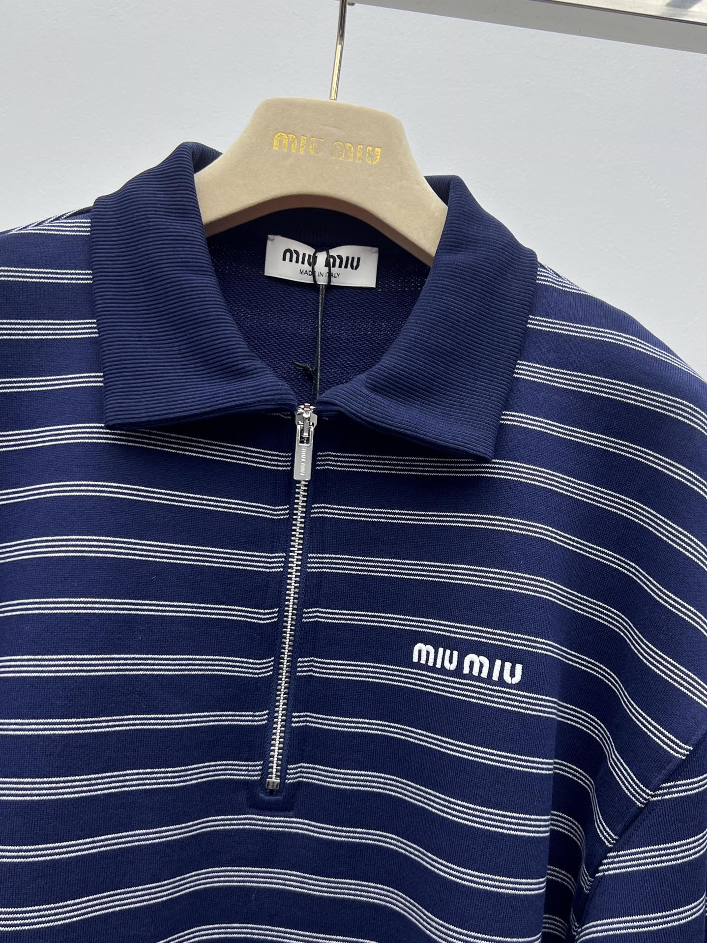 miumi*半拉链条纹polo衫这款条纹polo衫采用毛圈棉质面料结合了休闲的精致感 配有罗纹领口和袖口