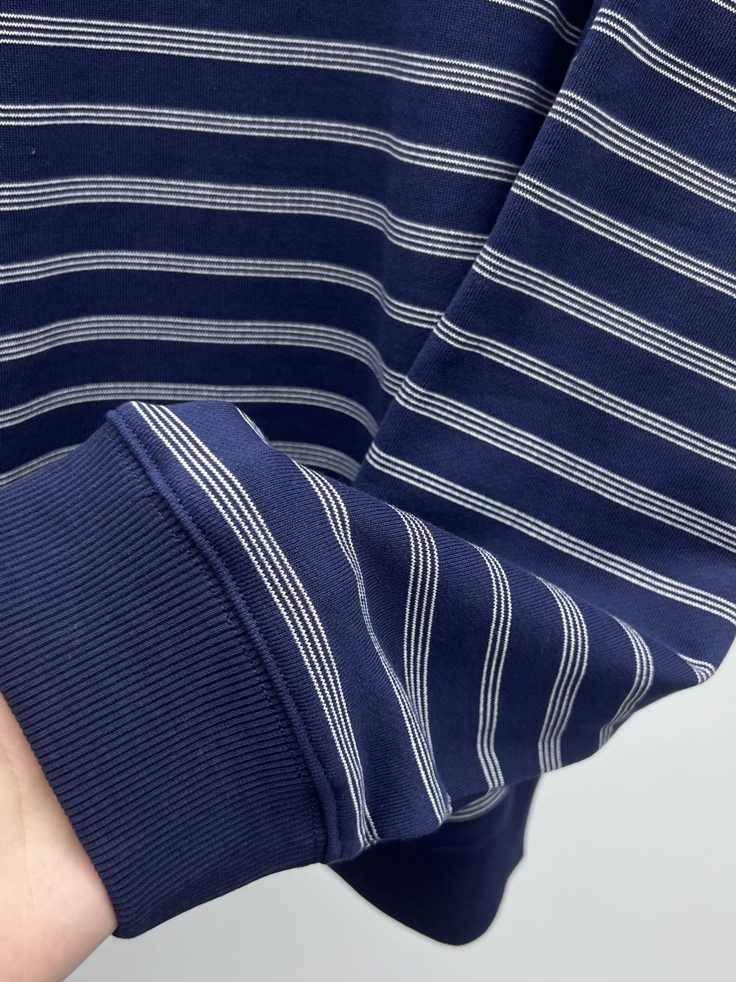 miumi*半拉链条纹polo衫这款条纹polo衫采用毛圈棉质面料结合了休闲的精致感 配有罗纹领口和袖口