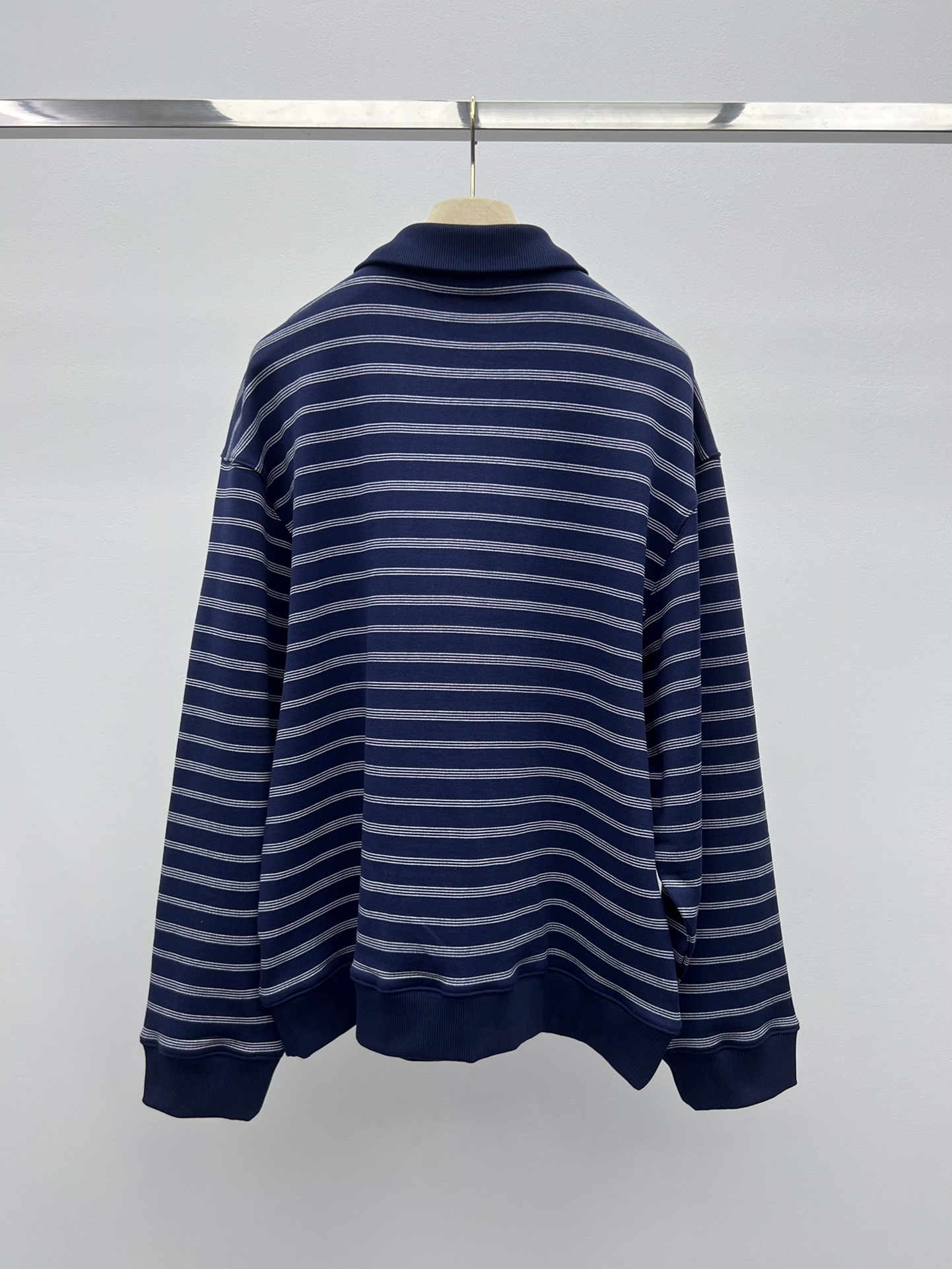 miumi*半拉链条纹polo衫这款条纹polo衫采用毛圈棉质面料结合了休闲的精致感 配有罗纹领口和袖口