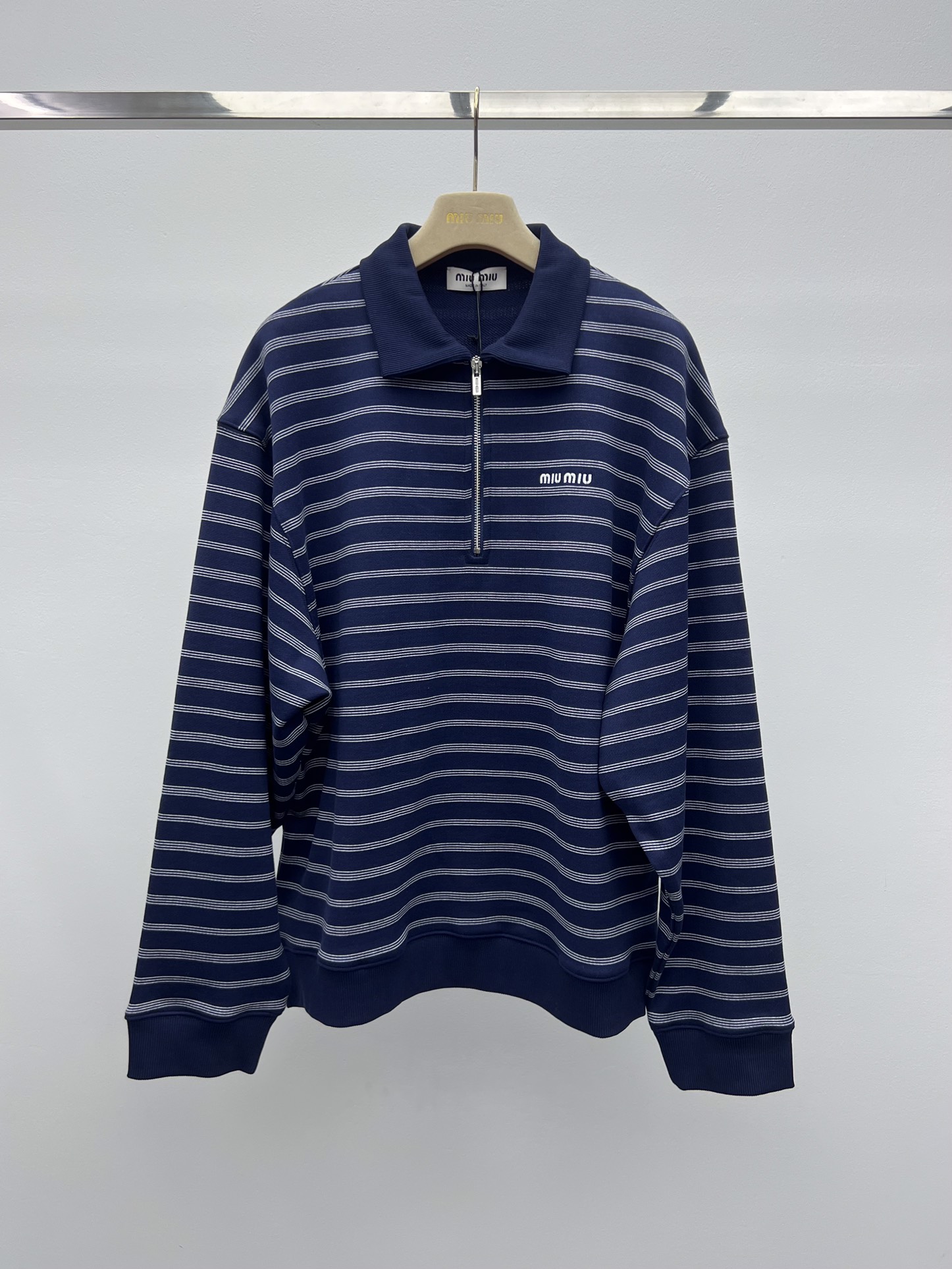 miumi*半拉链条纹polo衫这款条纹polo衫采用毛圈棉质面料结合了休闲的精致感 配有罗纹领口和袖口