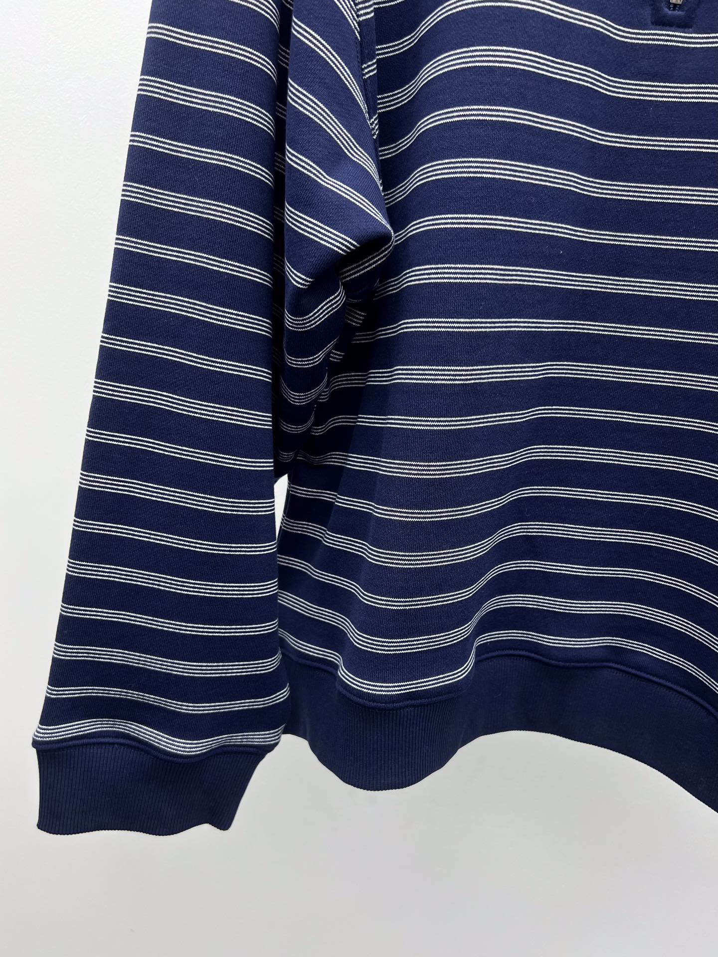 miumi*半拉链条纹polo衫这款条纹polo衫采用毛圈棉质面料结合了休闲的精致感 配有罗纹领口和袖口