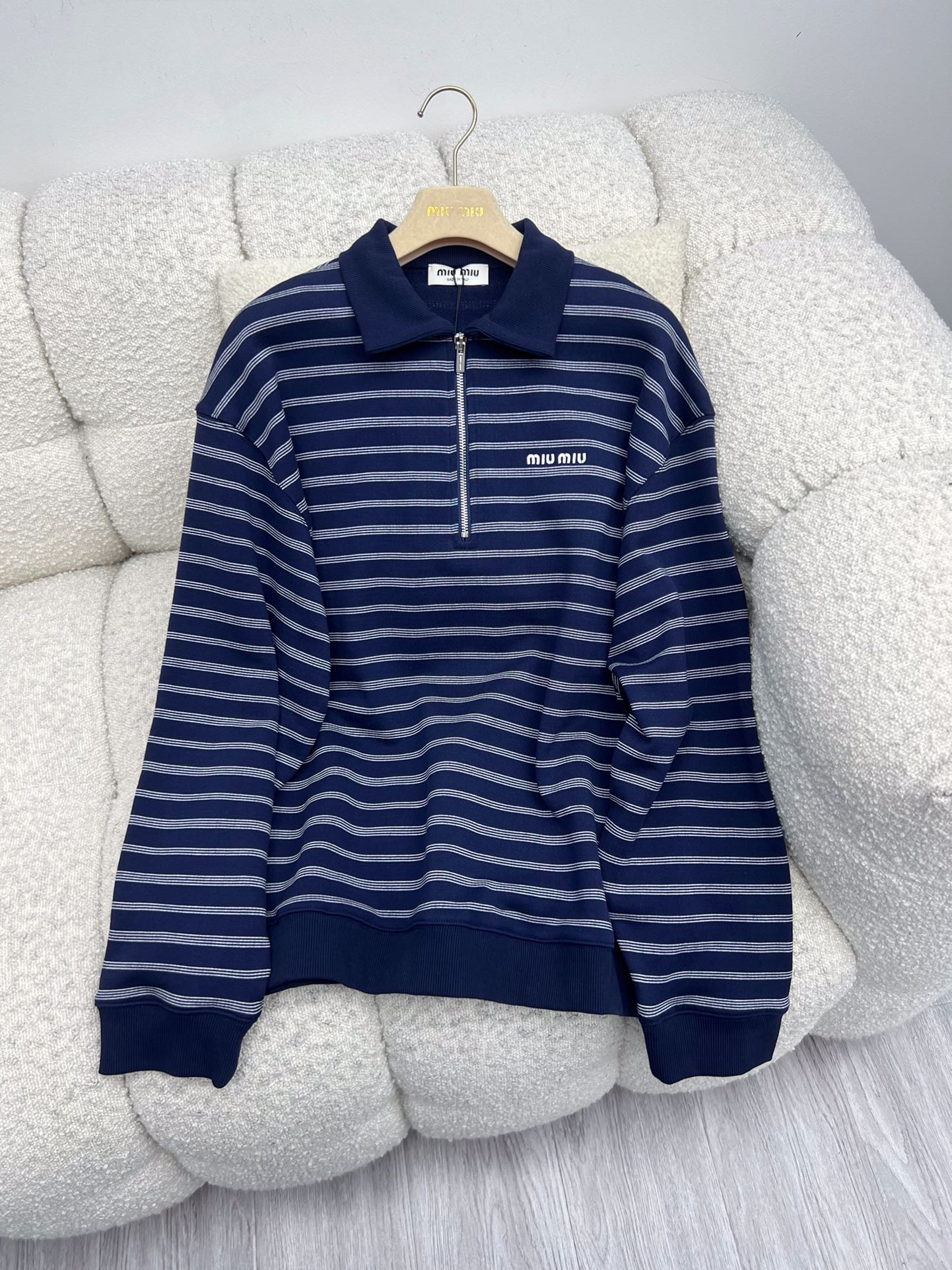 miumi*半拉链条纹polo衫这款条纹polo衫采用毛圈棉质面料结合了休闲的精致感 配有罗纹领口和袖口