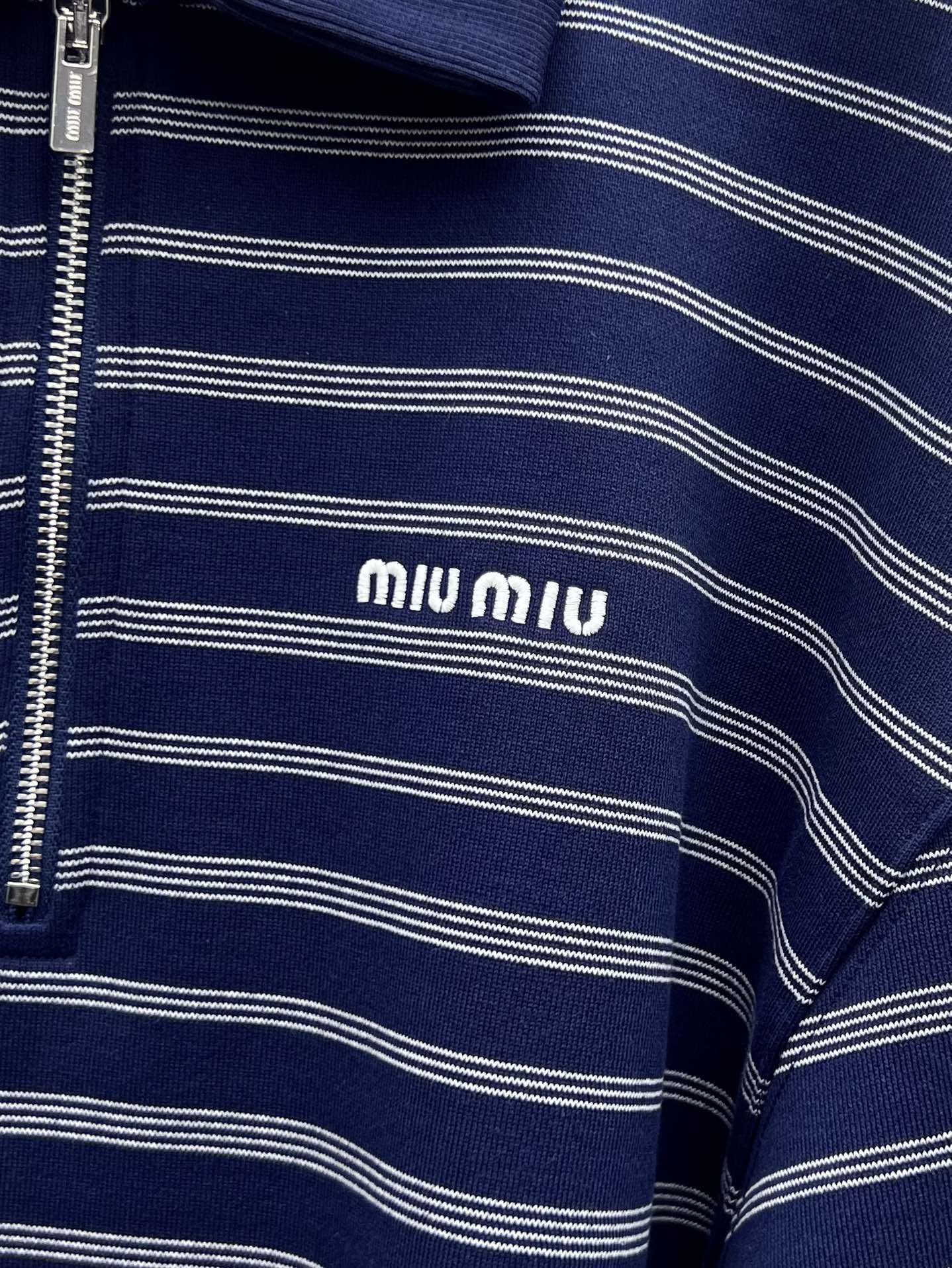 miumi*半拉链条纹polo衫这款条纹polo衫采用毛圈棉质面料结合了休闲的精致感 配有罗纹领口和袖口