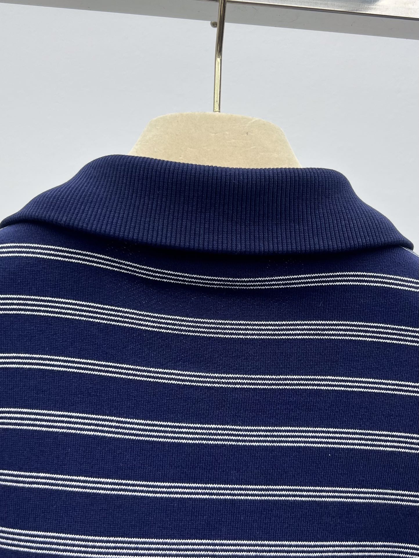 miumi*半拉链条纹polo衫这款条纹polo衫采用毛圈棉质面料结合了休闲的精致感 配有罗纹领口和袖口