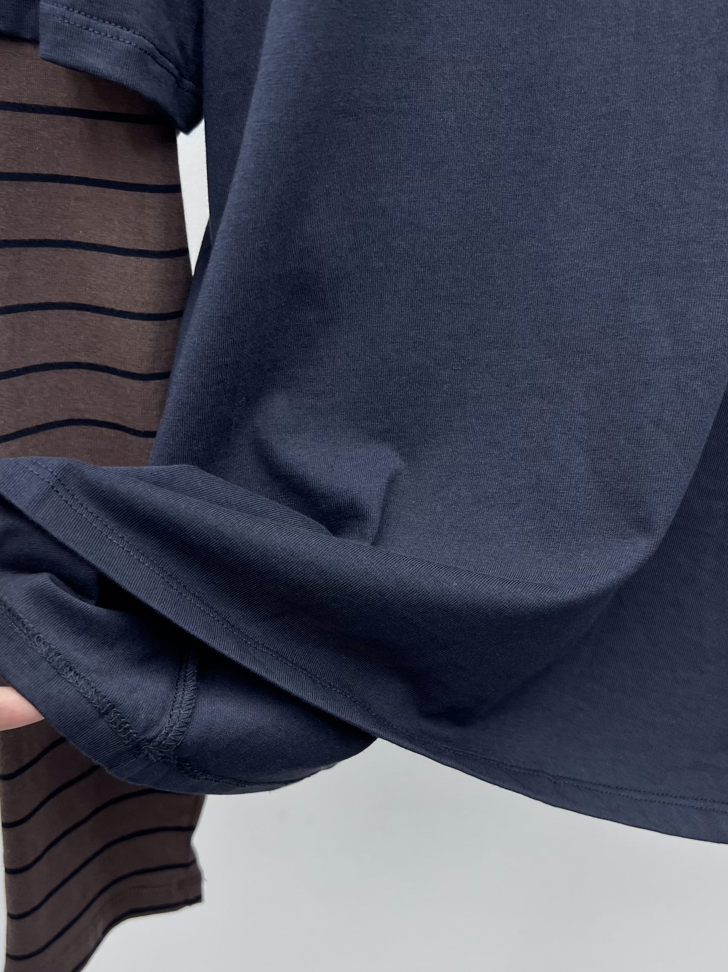 miumi*撞色假两件长袖Tmiu风格标志如针织衫和条纹在这款单品中融合拼接撞色条纹袖子 重新诠释层次感