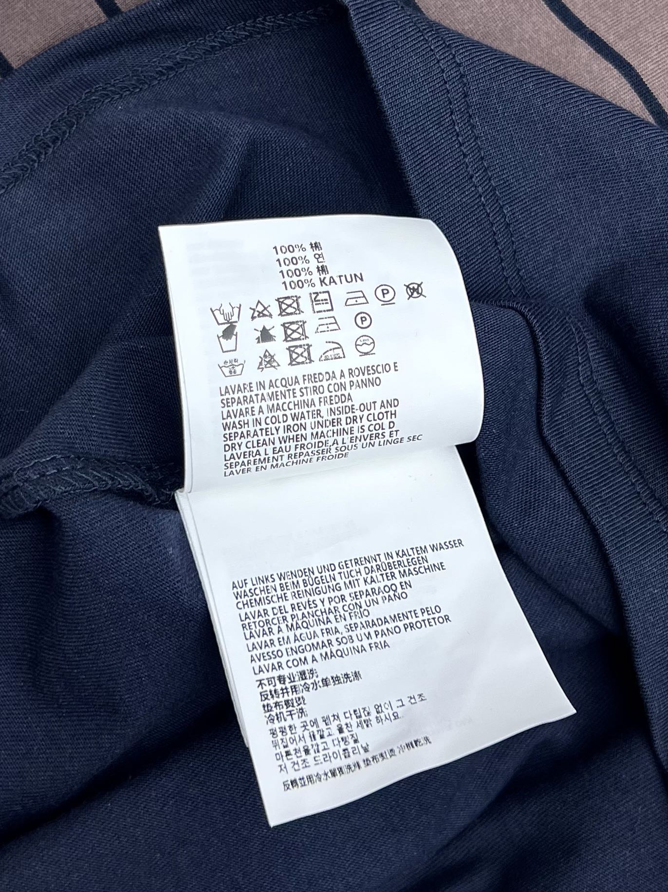 miumi*撞色假两件长袖Tmiu风格标志如针织衫和条纹在这款单品中融合拼接撞色条纹袖子 重新诠释层次感