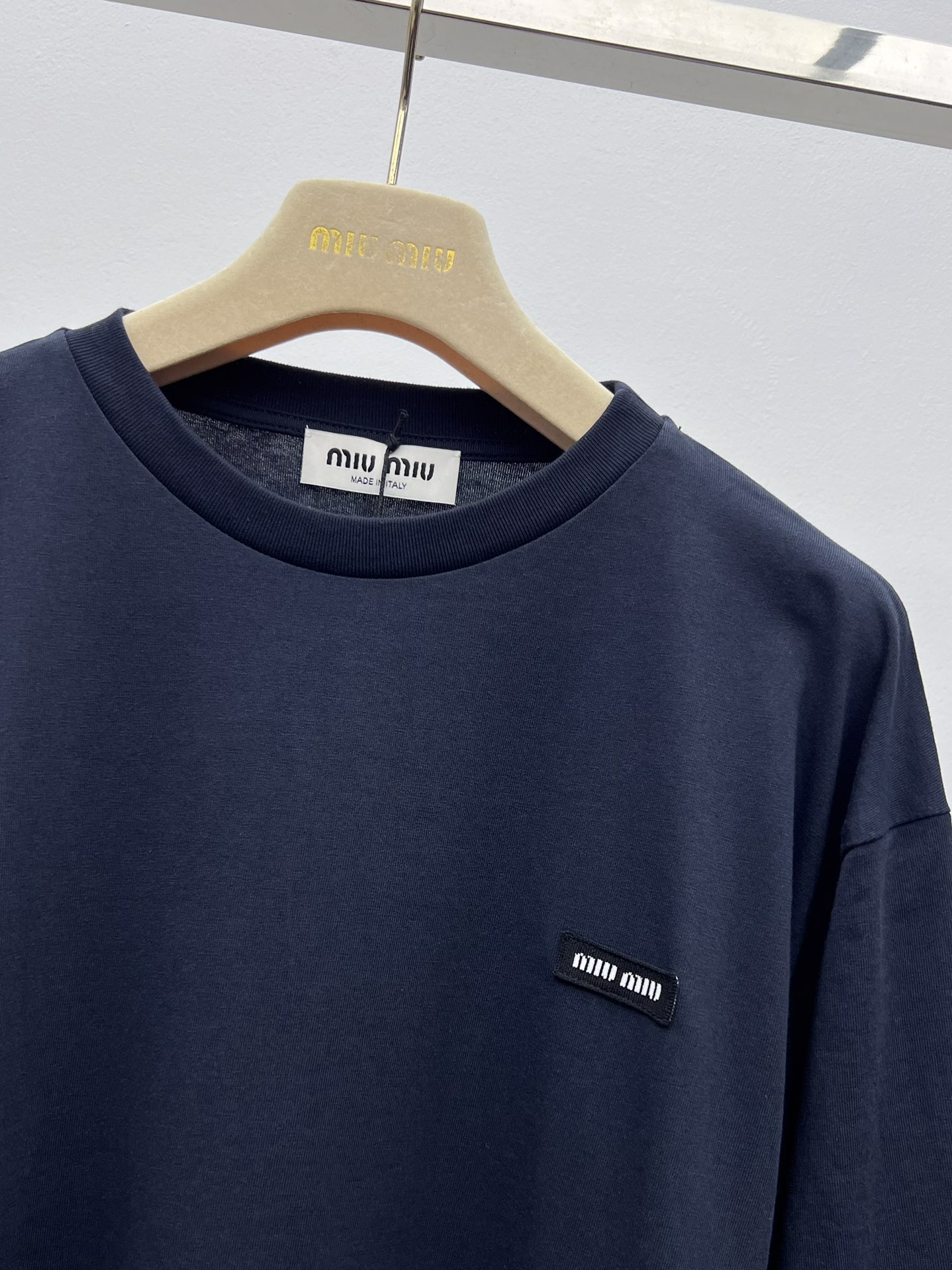 miumi*撞色假两件长袖Tmiu风格标志如针织衫和条纹在这款单品中融合拼接撞色条纹袖子 重新诠释层次感