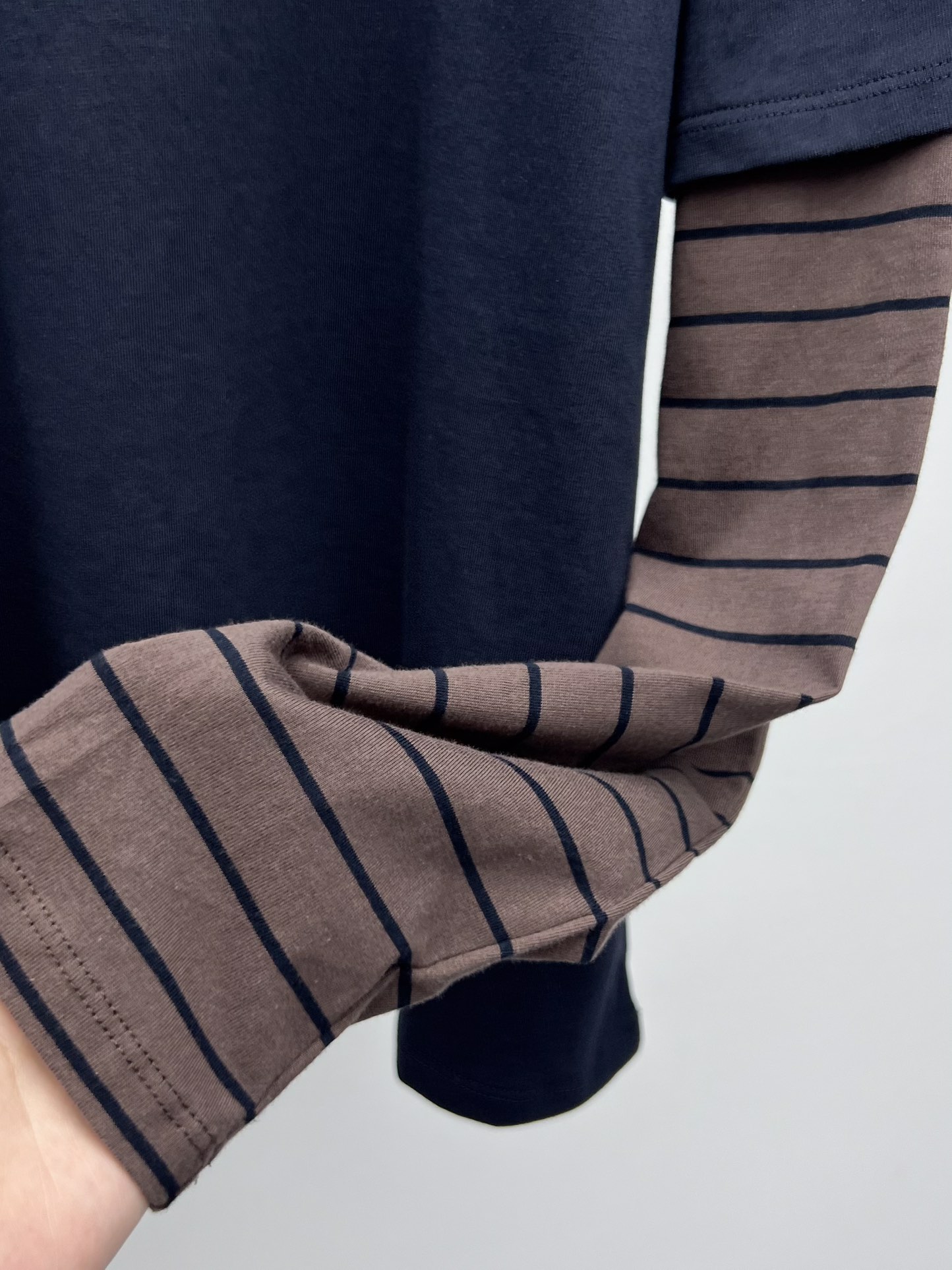 miumi*撞色假两件长袖Tmiu风格标志如针织衫和条纹在这款单品中融合拼接撞色条纹袖子 重新诠释层次感