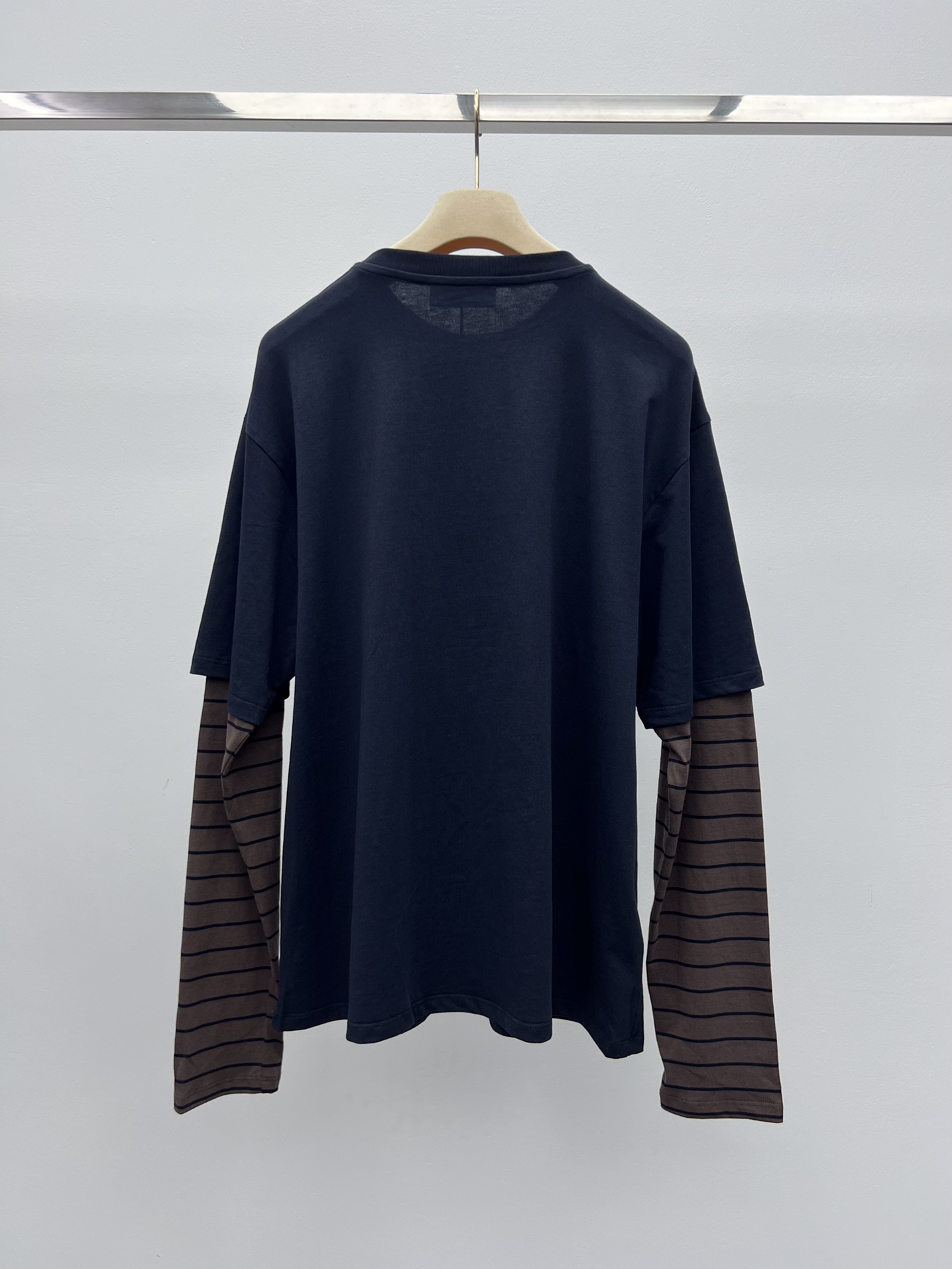 miumi*撞色假两件长袖Tmiu风格标志如针织衫和条纹在这款单品中融合拼接撞色条纹袖子 重新诠释层次感