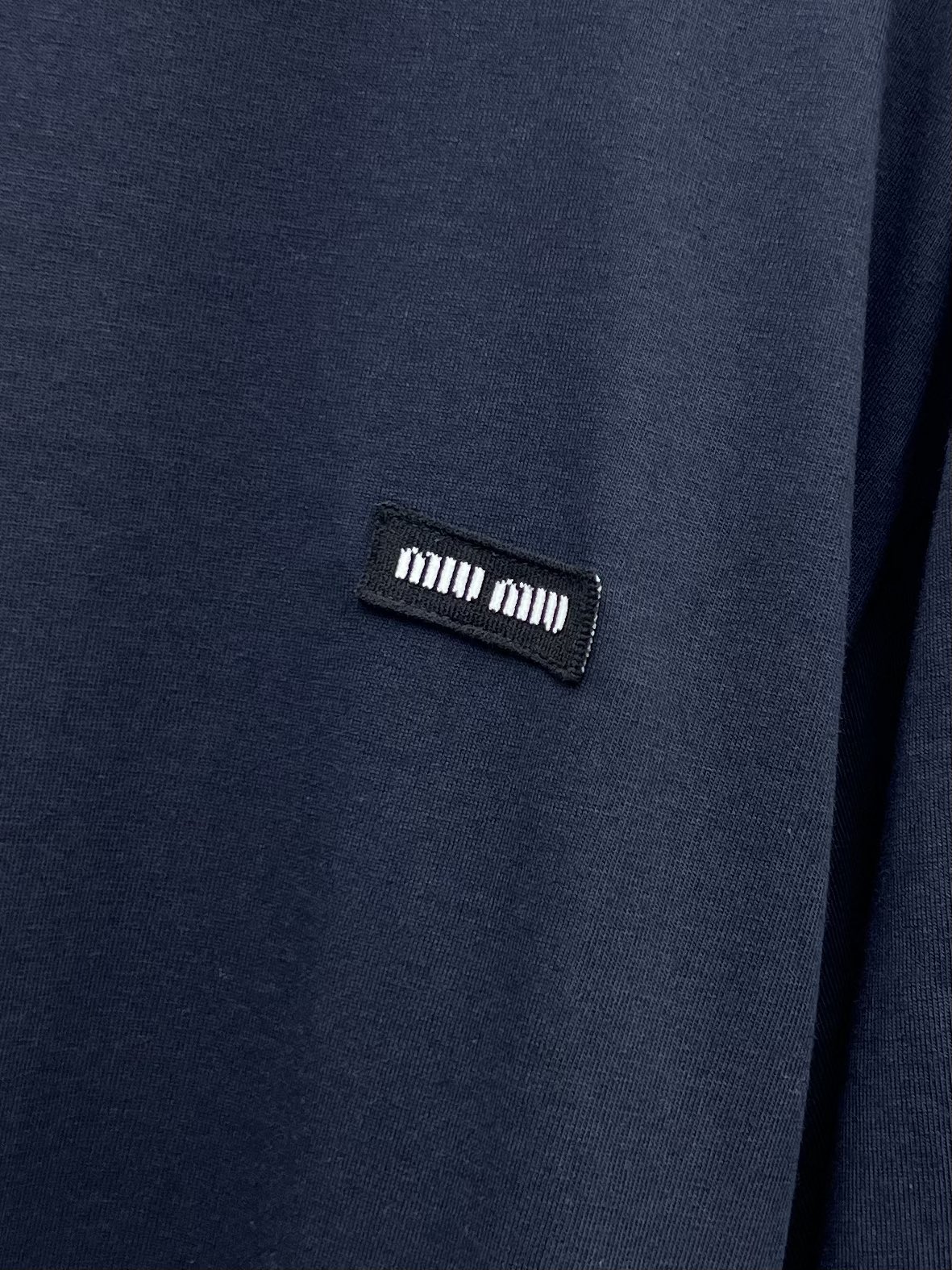 miumi*撞色假两件长袖Tmiu风格标志如针织衫和条纹在这款单品中融合拼接撞色条纹袖子 重新诠释层次感