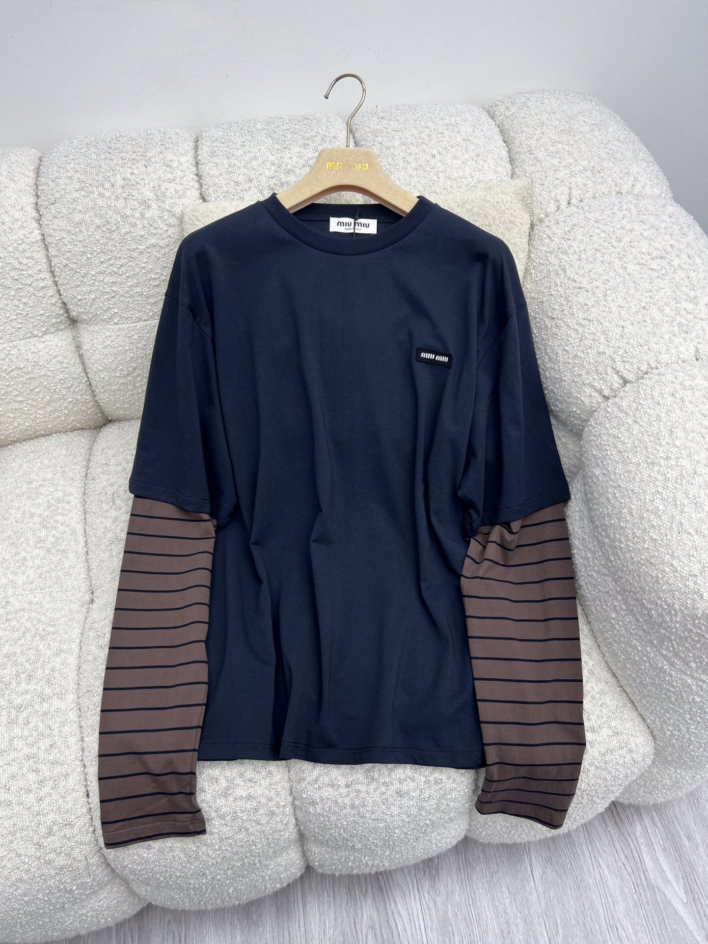 miumi*撞色假两件长袖Tmiu风格标志如针织衫和条纹在这款单品中融合拼接撞色条纹袖子 重新诠释层次感