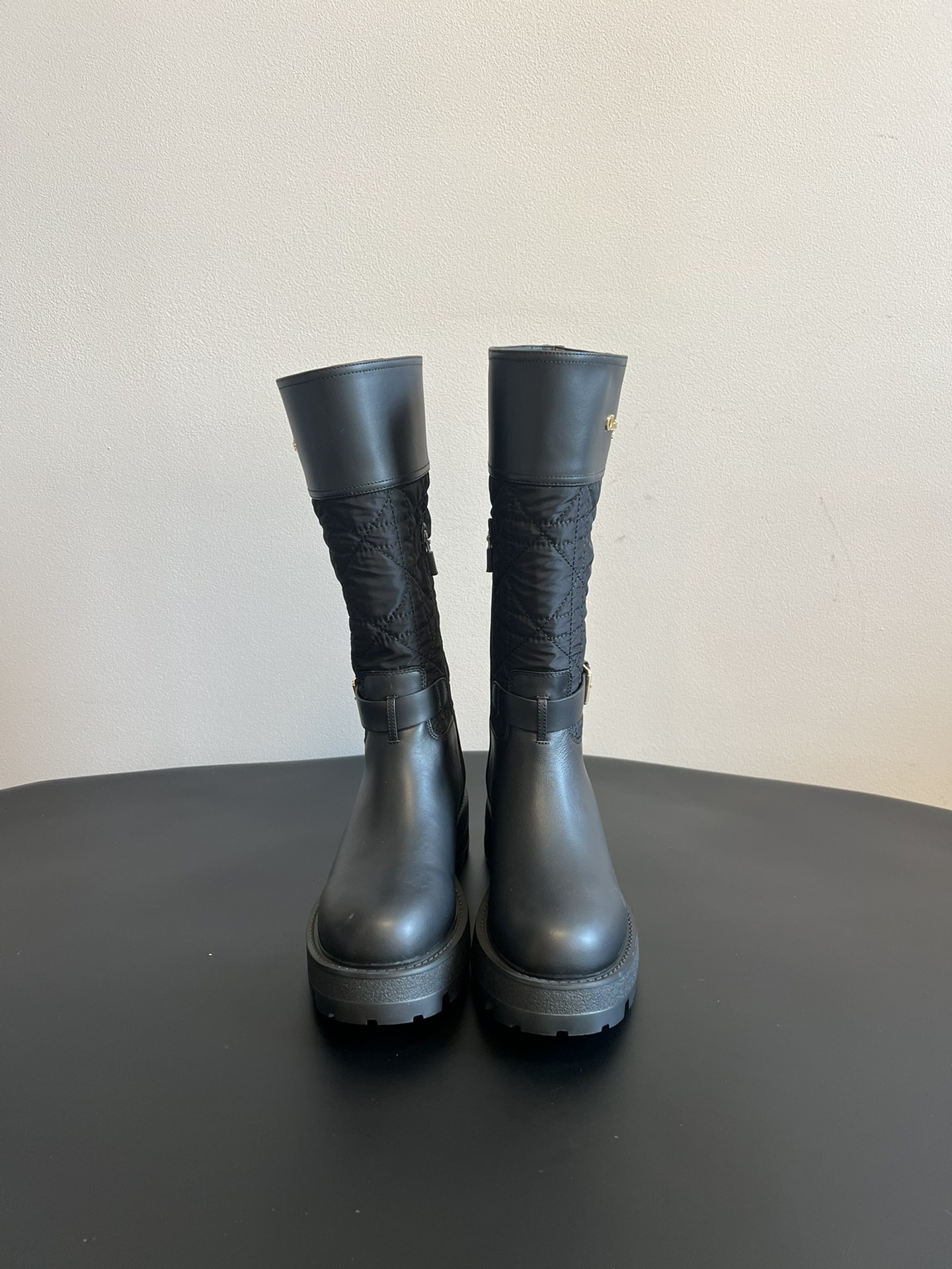 NO:536467,Dio* 25ss Spring and Summer New Dio new black mid-tube boots are spliced ​​with leather and quilted nylon. The texture of the leather is delicate and crisp, while the quilted nylon adds a sense of retro and exquisiteness. The collision of the two materials makes the boots rich in layers. The side zipper design is easy to put on and off, and the details of the metal buckle are both decorative and fine-tune the fit of the boots. The thick-soled crawler heel has a height-enhancing effect and retro work style, which enhances the aura of the shape while enhancing wear resistance. The 'Christian Dior PARIS' metal logo on the boots highlights the brand recognition. The diamond-shaped design of the quilted texture is an extension of the brand's classic elements, exquisite and retro flavor. Upper cowhide, inner sheepskin, outsole ip foam bottom  SIZE35-42 (40, 41, 42 custom-made non-return and exchange), boots, dior, dior, boots, cowhide, sheepskin19860909Dio* 25ss 春夏新款 迪奥新款黑色中筒靴 采用皮革与绗缝尼龙拼接,皮革部分质感细腻且挺括,绗缝尼龙则增添了复古与精致感,两种材质的碰撞让靴子层次丰富.侧边拉链设计方便穿脱,金属扣带细节既具装饰性又能微调靴筒贴合度. 厚底履带式鞋跟,兼具增高效果与复古工装风,提升造型气场的同时增强了耐磨性；靴筒上的“Christian Dior PARIS”金属标识,彰显品牌辨识度,绗缝纹路的菱形格设计,是品牌经典元素的延伸,精致且富有复古韵味. 鞋面牛皮 内里羊皮 大底ip发泡底 SIZE35-42（40、41、42定制不退换）,靴子,dior,dior,boots,cowhide,sheepskin,Women's Shoes