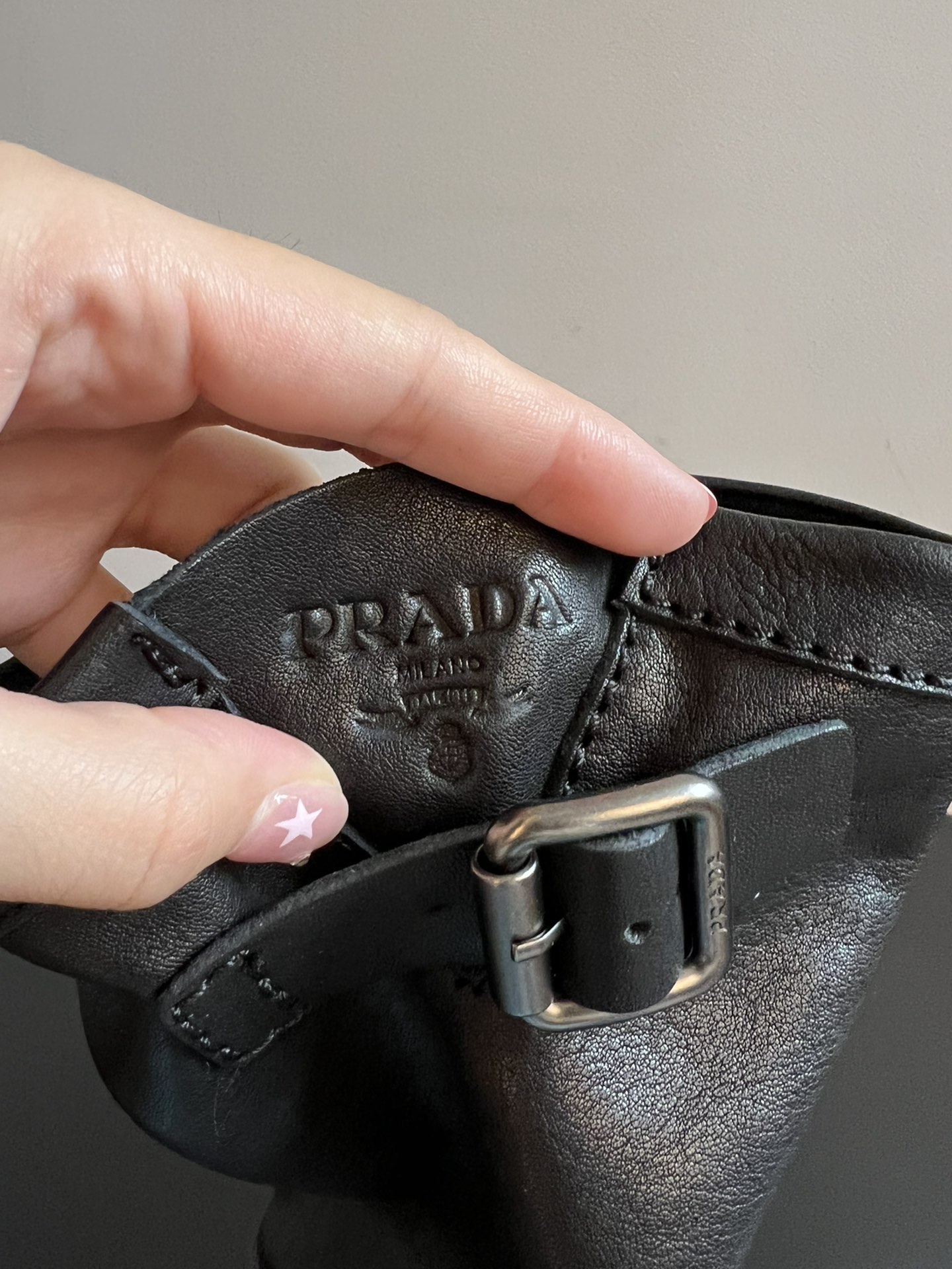 PRAD* 25ss普拉达复古骑士靴采用头层牛皮材质，质感细腻且富有光泽，做工精细，展现出高品质的质感。
