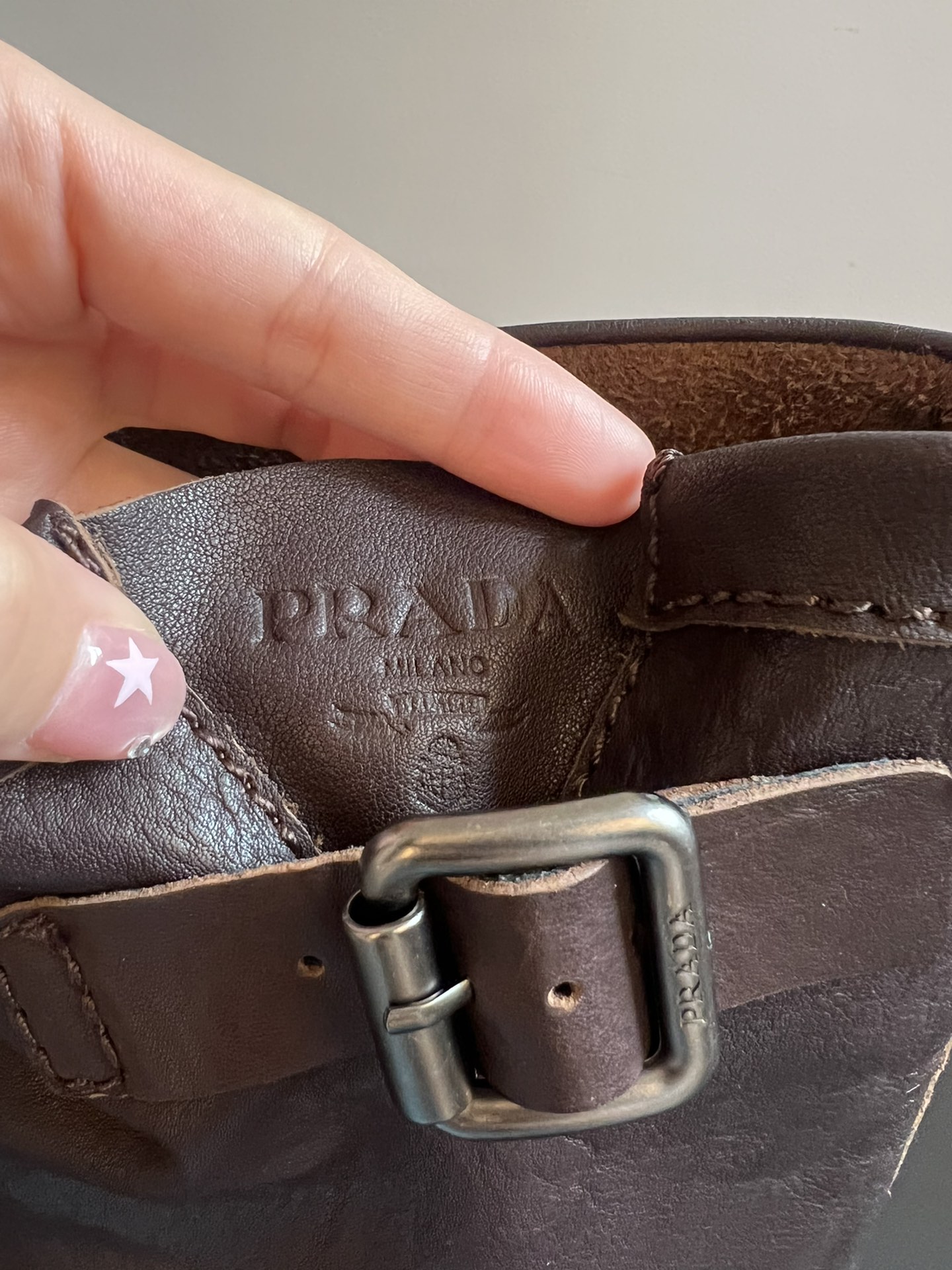PRAD* 25ss普拉达复古骑士靴采用头层牛皮材质，质感细腻且富有光泽，做工精细，展现出高品质的质感。