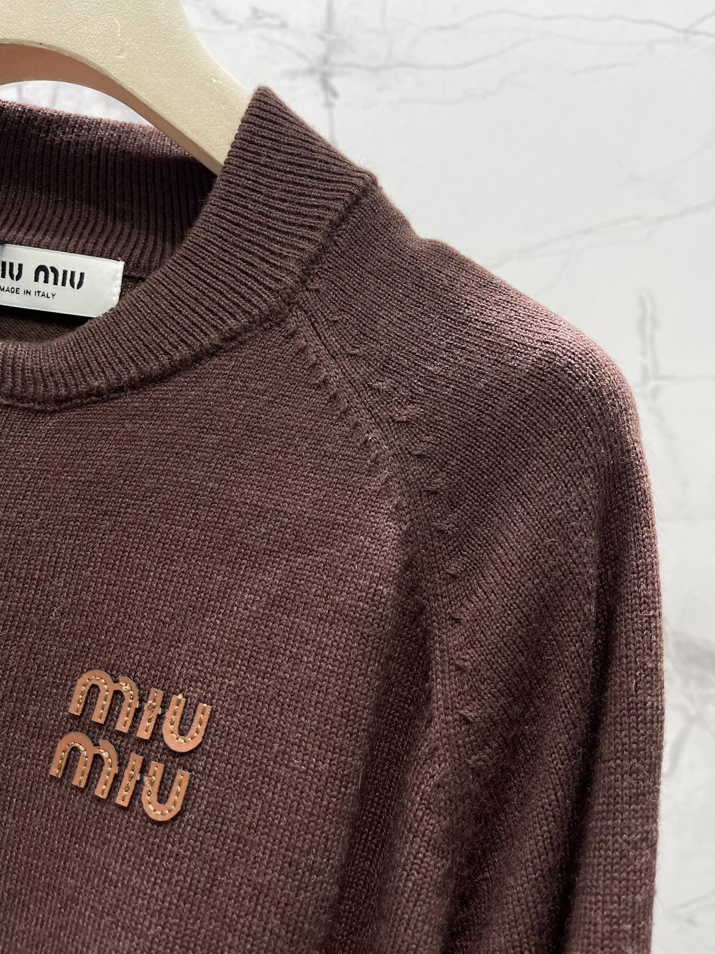 𝗠𝗜𝗨𝗠𝗜𝗨*缪缪新款字母贴布针织开衫🔥【颜值暴击！甜酷少女风】🔥字母贴布设计：超萌MIUMIU立体字母