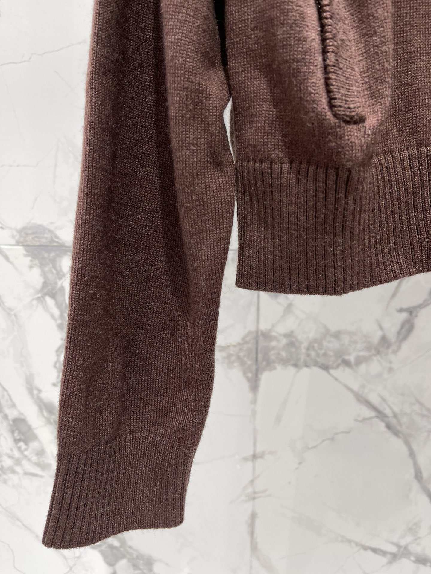 𝗠𝗜𝗨𝗠𝗜𝗨*缪缪新款字母贴布针织开衫🔥【颜值暴击！甜酷少女风】🔥字母贴布设计：超萌MIUMIU立体字母