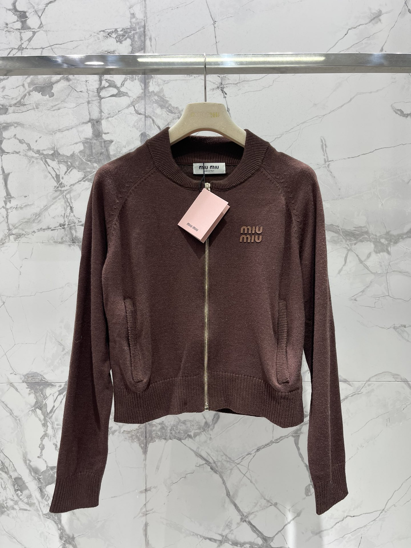 𝗠𝗜𝗨𝗠𝗜𝗨*缪缪新款字母贴布针织开衫🔥【颜值暴击！甜酷少女风】🔥字母贴布设计：超萌MIUMIU立体字母