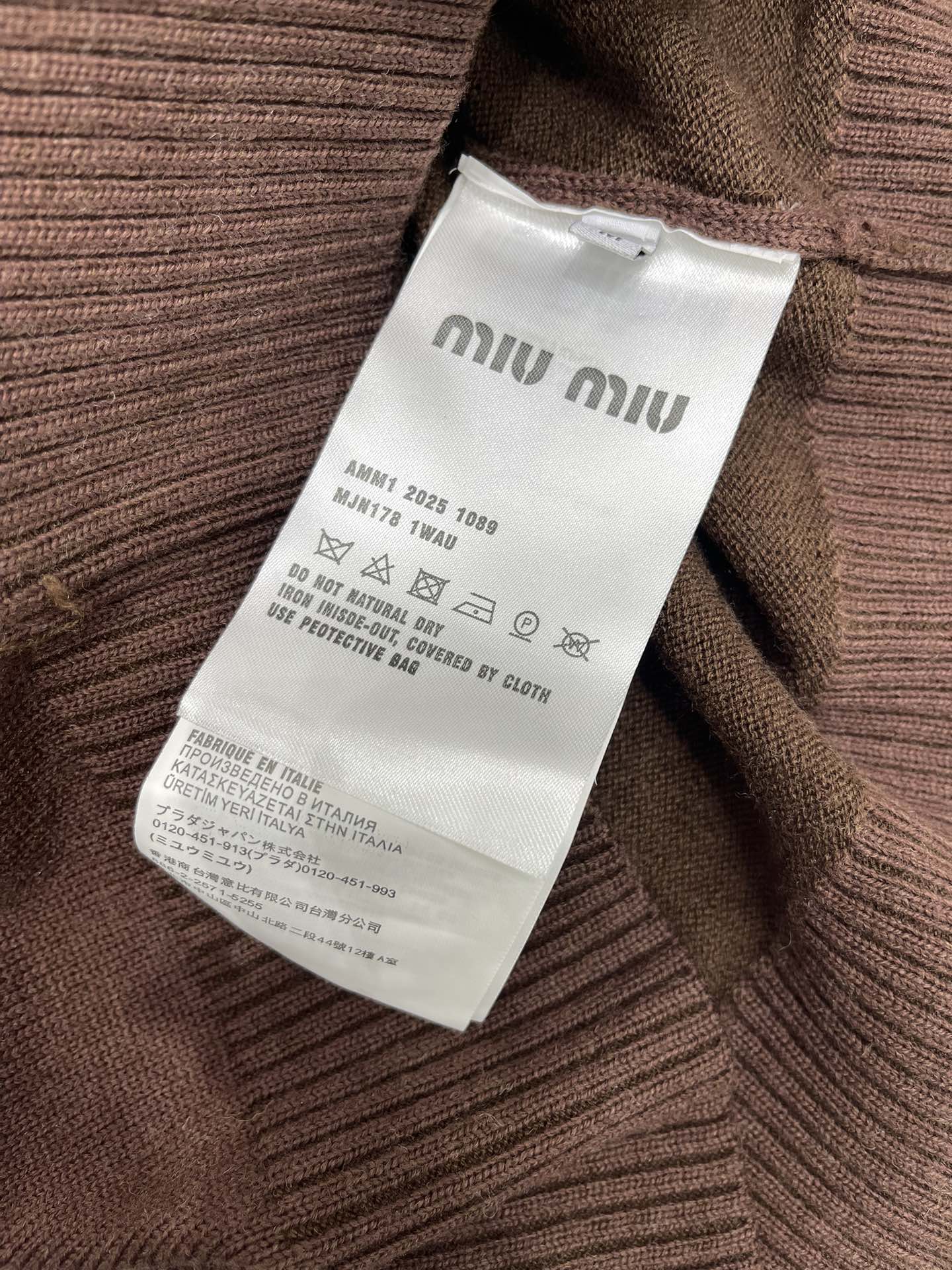 𝗠𝗜𝗨𝗠𝗜𝗨*缪缪新款字母贴布针织开衫🔥【颜值暴击！甜酷少女风】🔥字母贴布设计：超萌MIUMIU立体字母