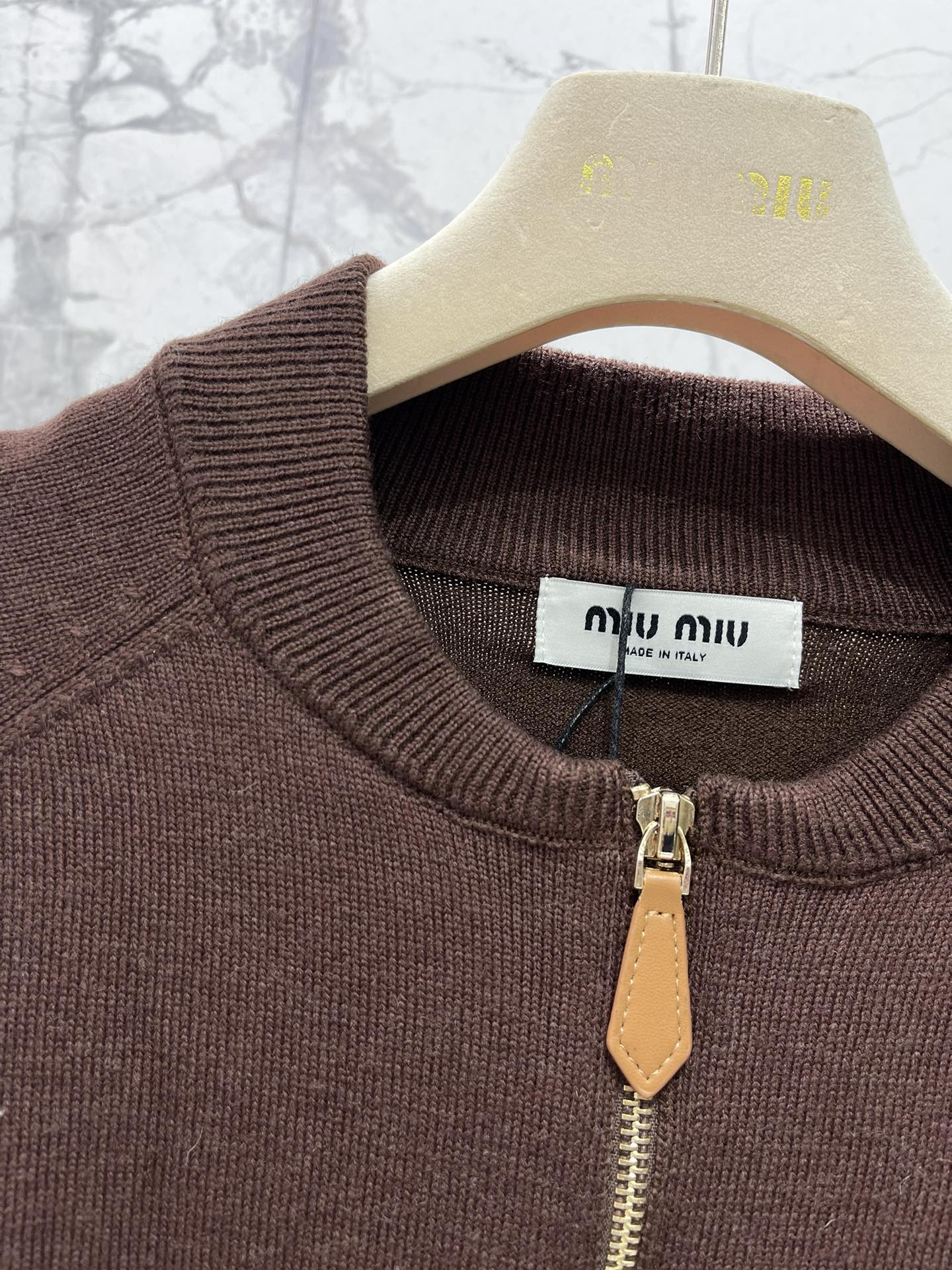 𝗠𝗜𝗨𝗠𝗜𝗨*缪缪新款字母贴布针织开衫🔥【颜值暴击！甜酷少女风】🔥字母贴布设计：超萌MIUMIU立体字母